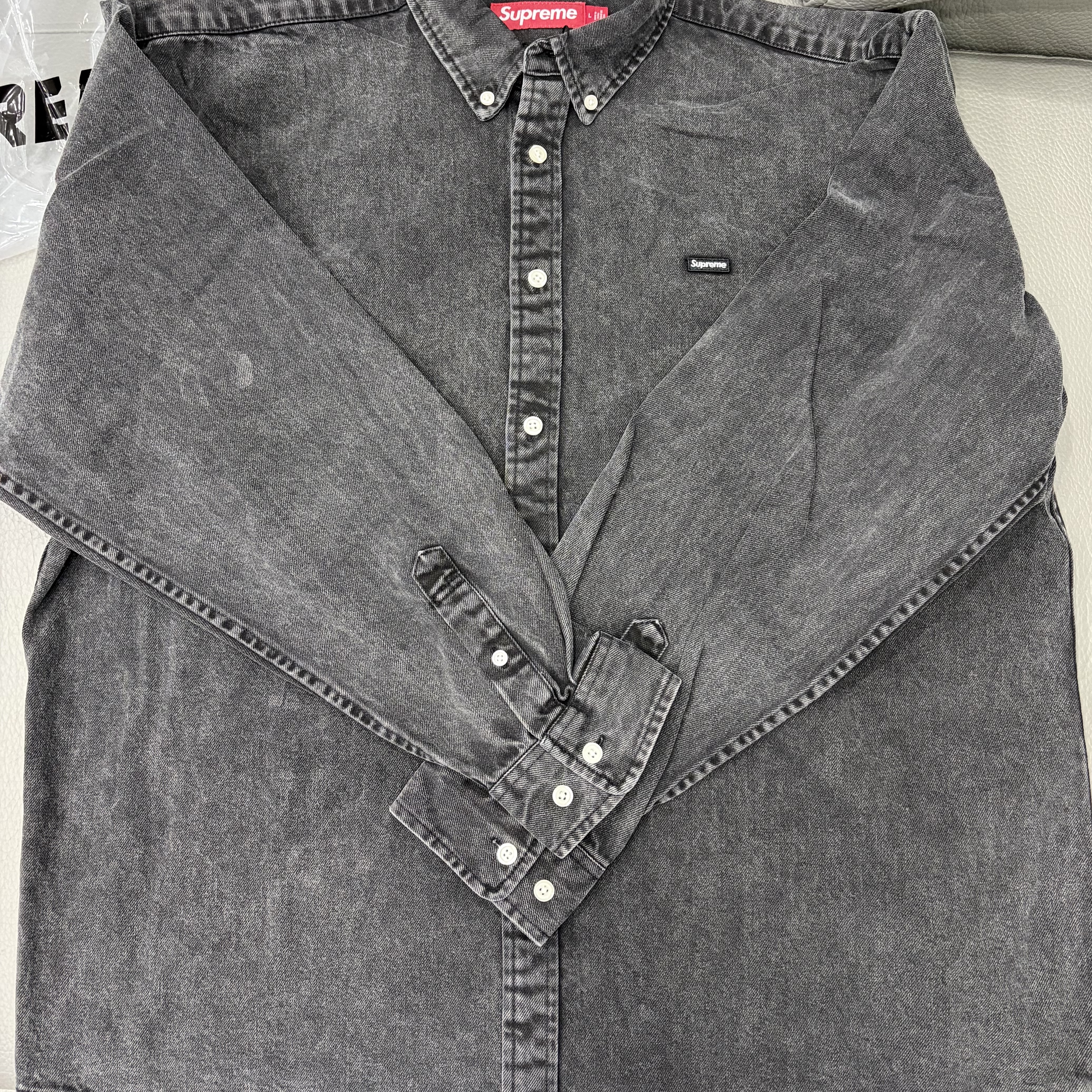 Supreme Small Box Denim Shirt Black - 25FW 착용 스타일