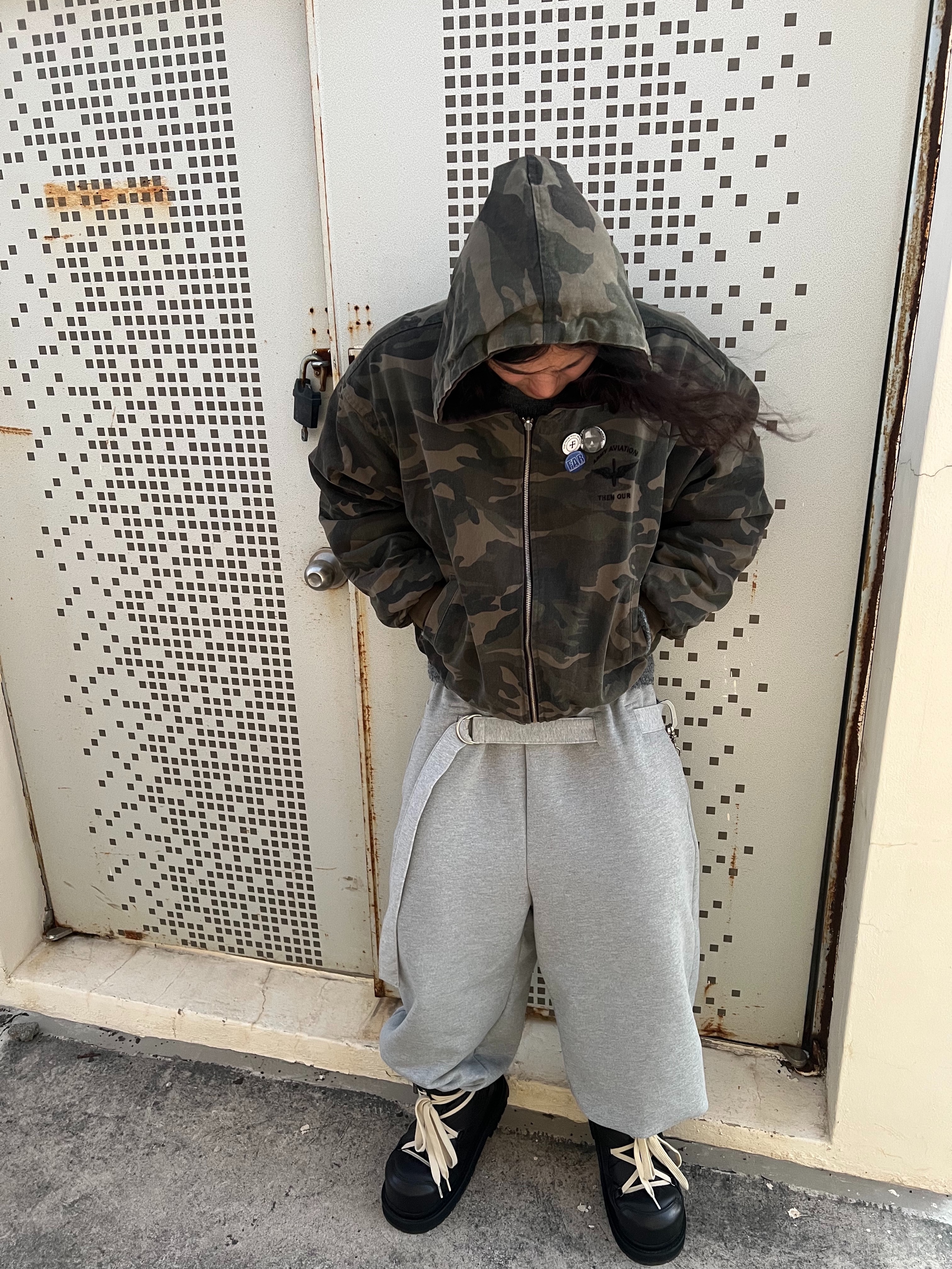 MJD x Koin Seoul Belted Heavy Sweat Baggy Pants Melange Grey, Farfromwhat Far Pin Button & Safety Pin 착용 스타일 - 1