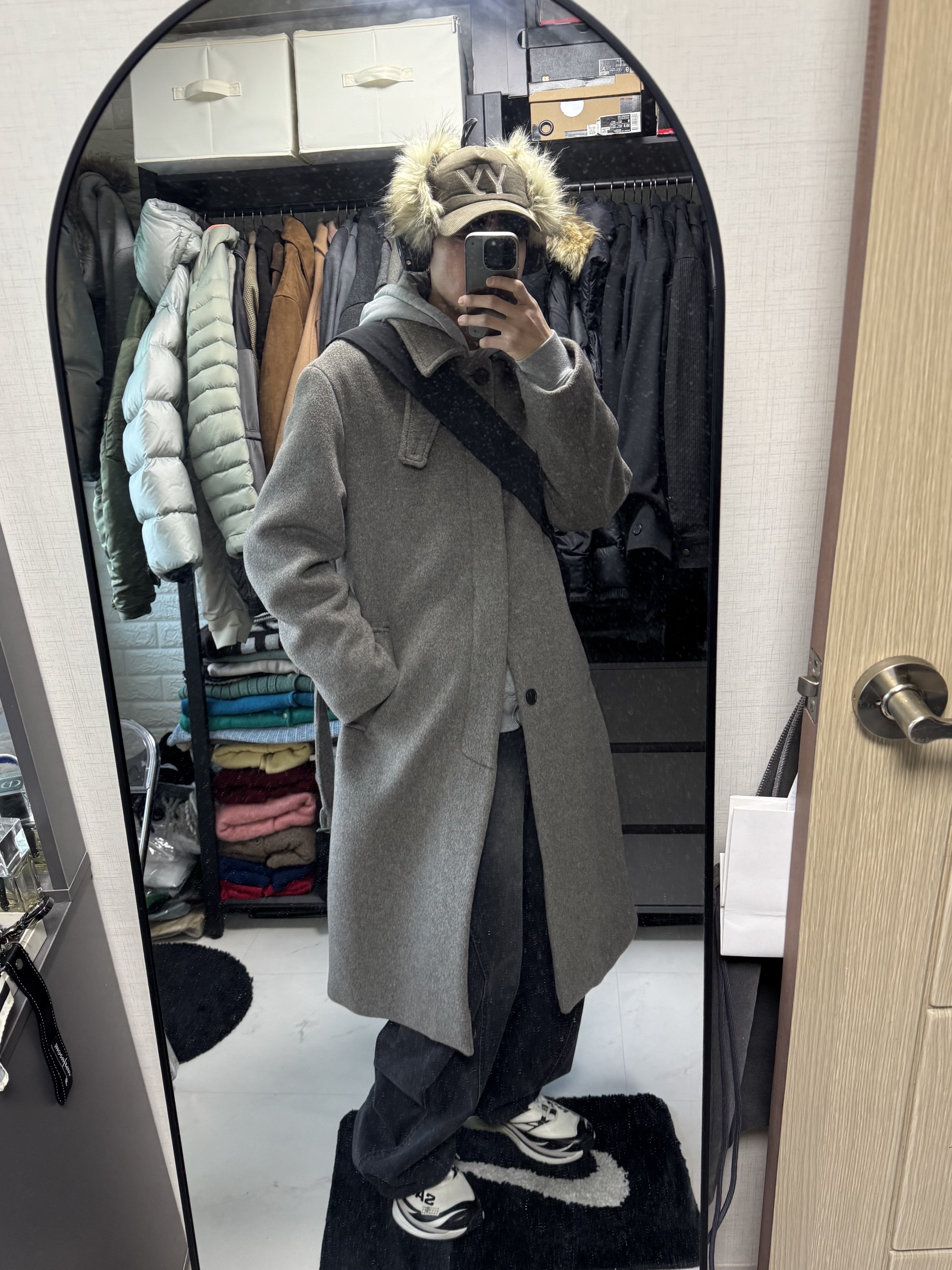 Open Yy Faux Fur Corduroy Earflap Cap Khaki, Marshall Major V Black (Korean Ver.) 착용 스타일 - 1
