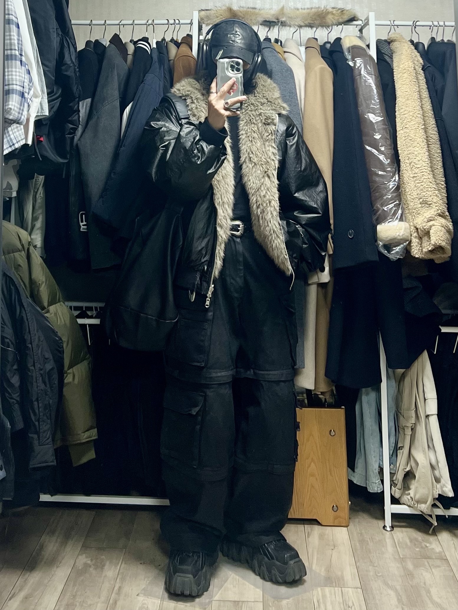 Project G/R Oversized Convertible Cargo Pants Coated Black 착용 스타일