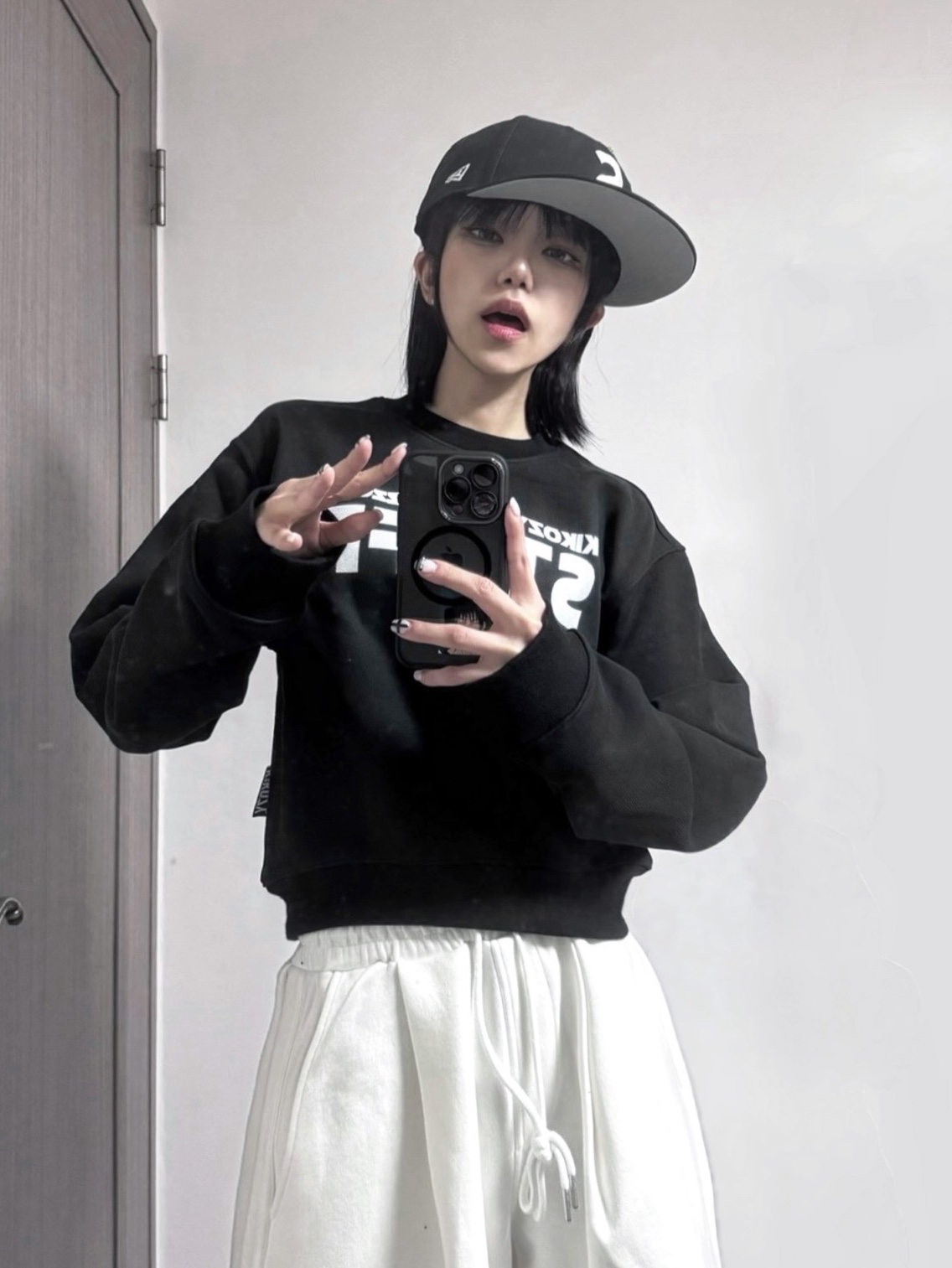 [KREAM 단독] Kikozy Staff Sweatshirt Black(w) 착용 스타일 - 1