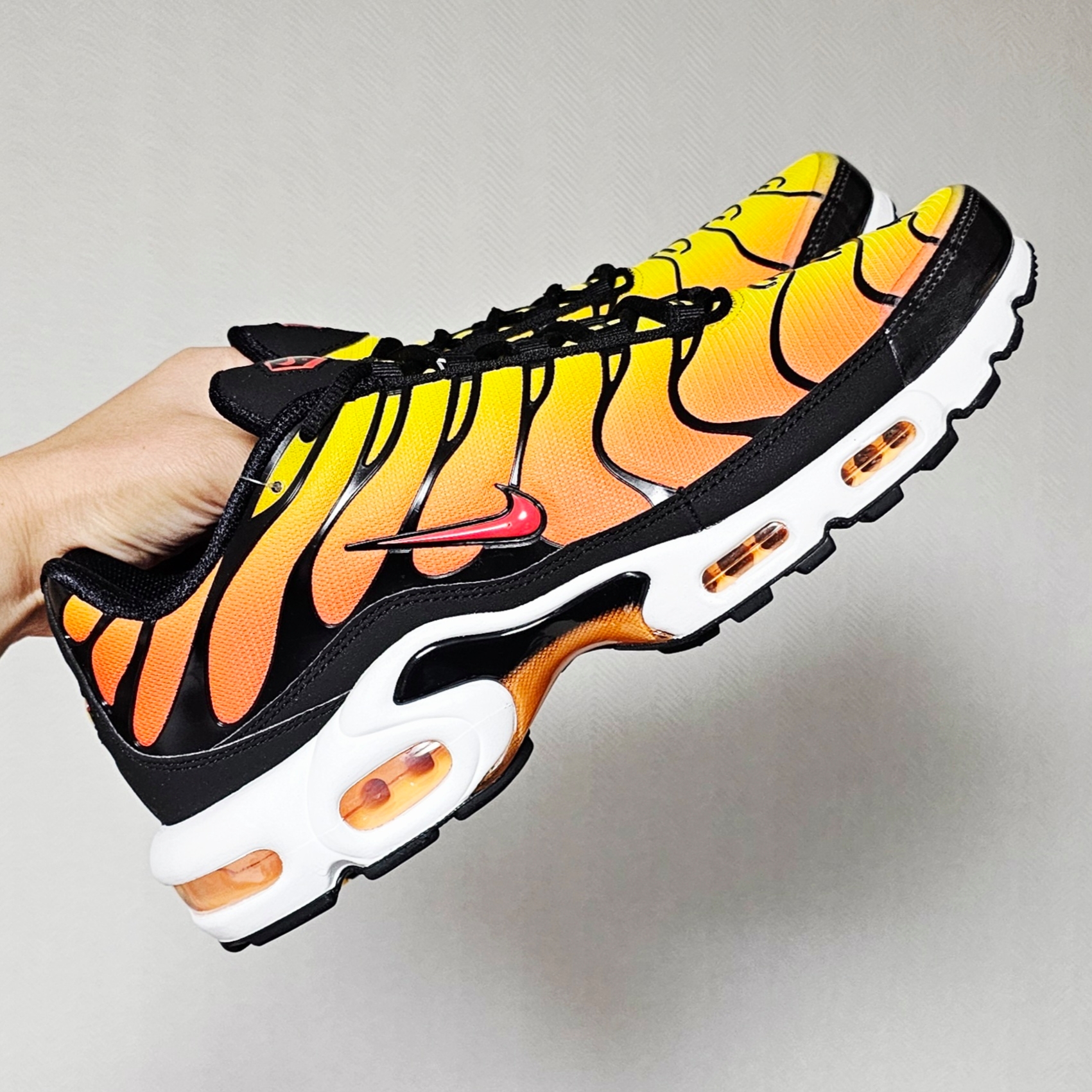 Nike Air Max Plus Bright Ceramic and Tour Yellow 착용 스타일
