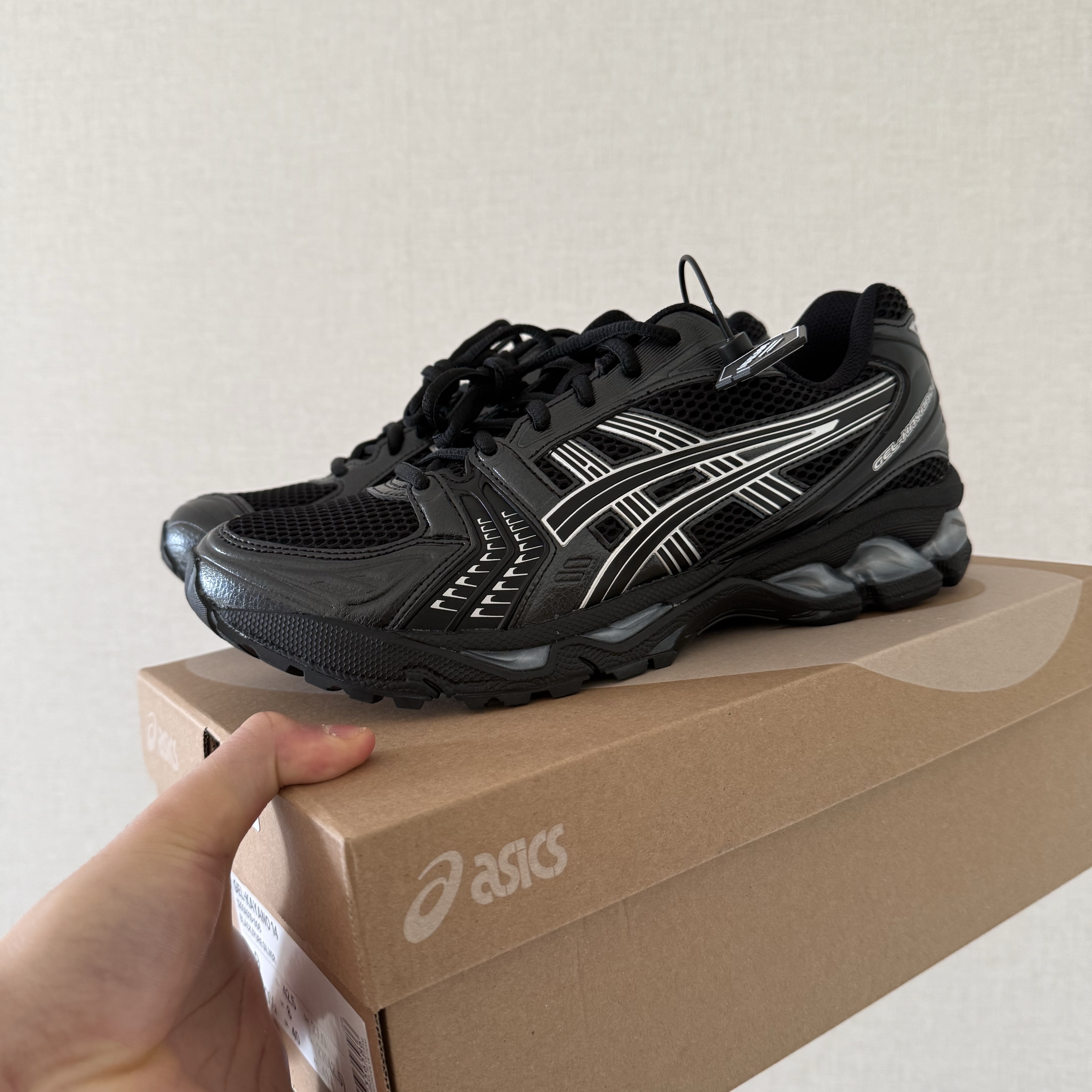 Asics Gel-Kayano 14 Black Pure Silver 착용 스타일