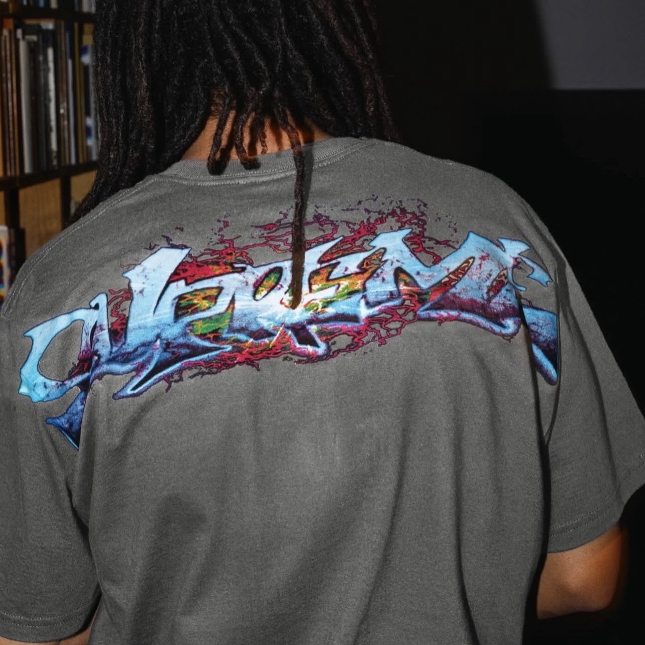 Supreme Tag T-Shirt Charcoal - 25FW 착용 스타일 - 1