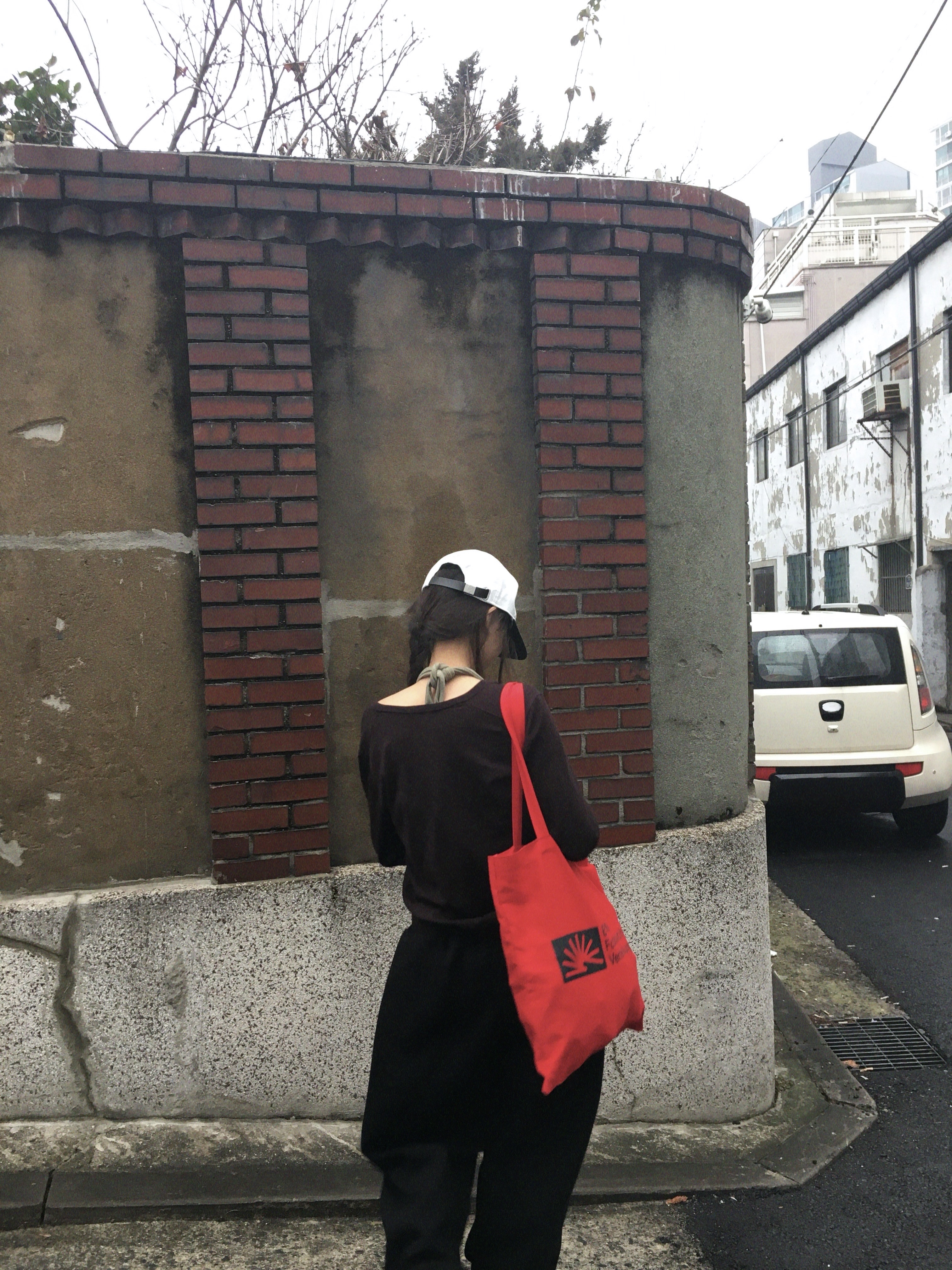 Sunday Ceremony Sunday Logo 5 Panel Cotton Cap - White, Berlin Photobook Distribution 002 Bag Red 착용 스타일 - 4