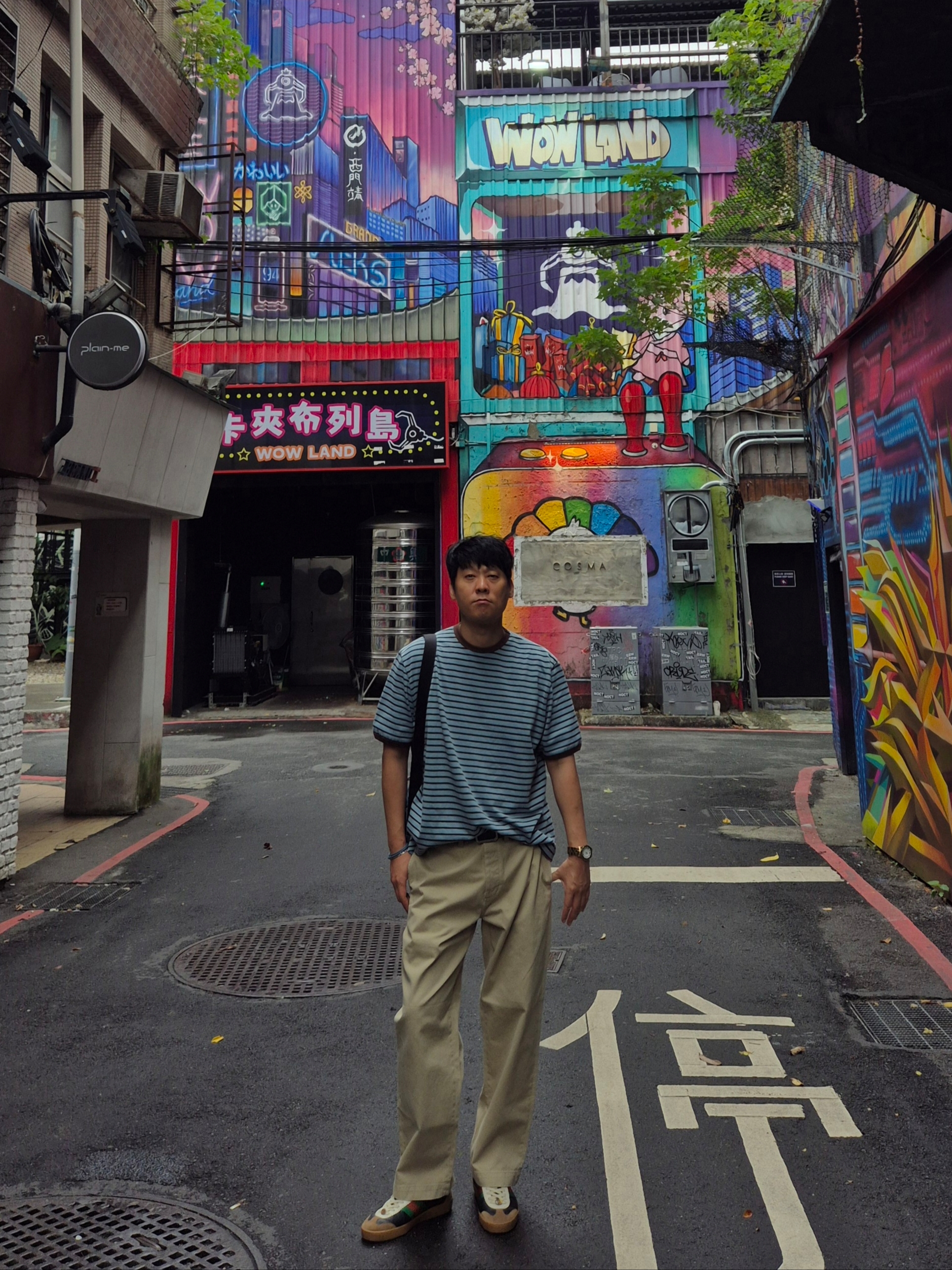 Supreme Chino Pants Tan - 25SS, Supreme Denim Shoulder Bag Washed Indigo - 25FW 착용 스타일 - 1