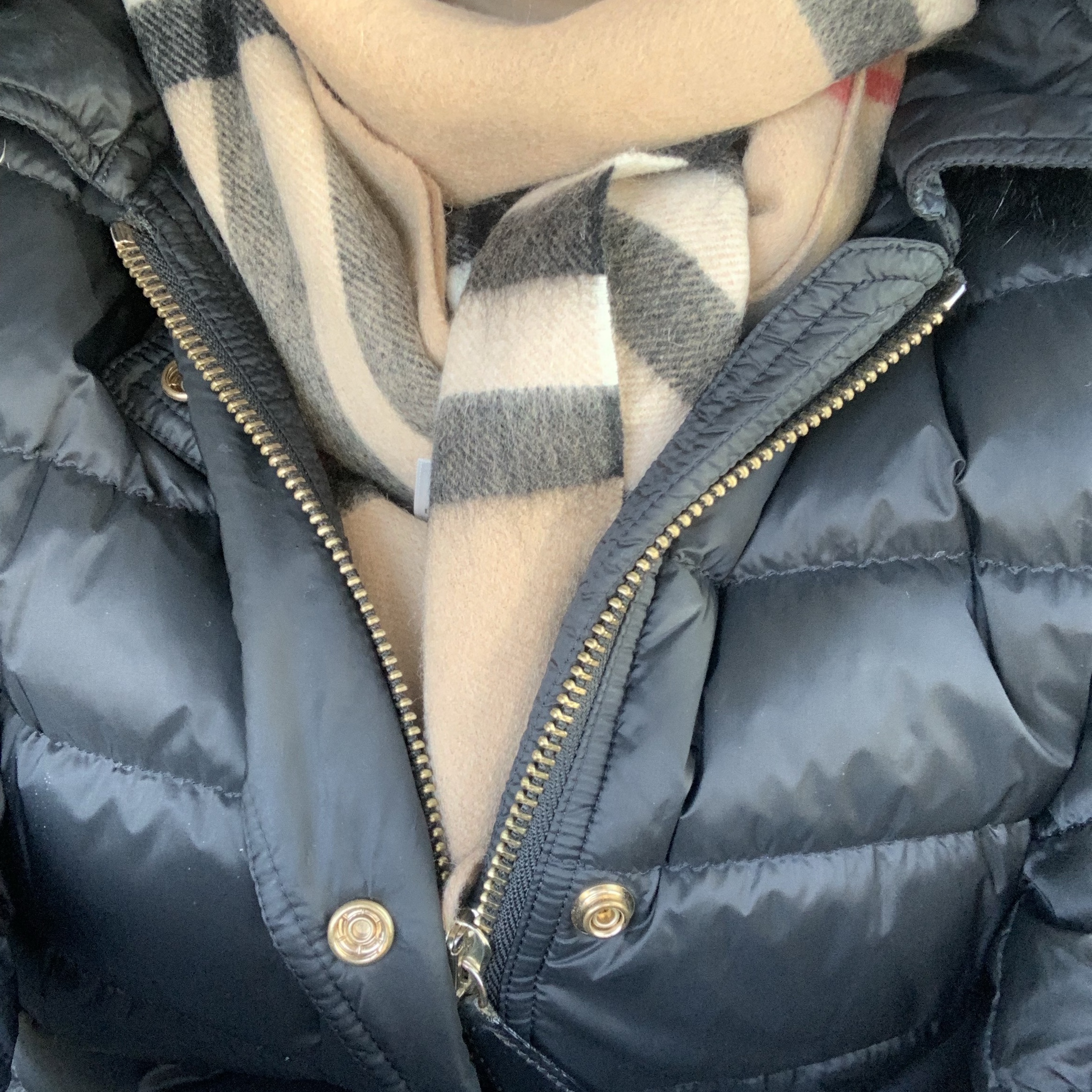 Burberry Classic Check Cashmere Muffler Archive Beige 착용 스타일
