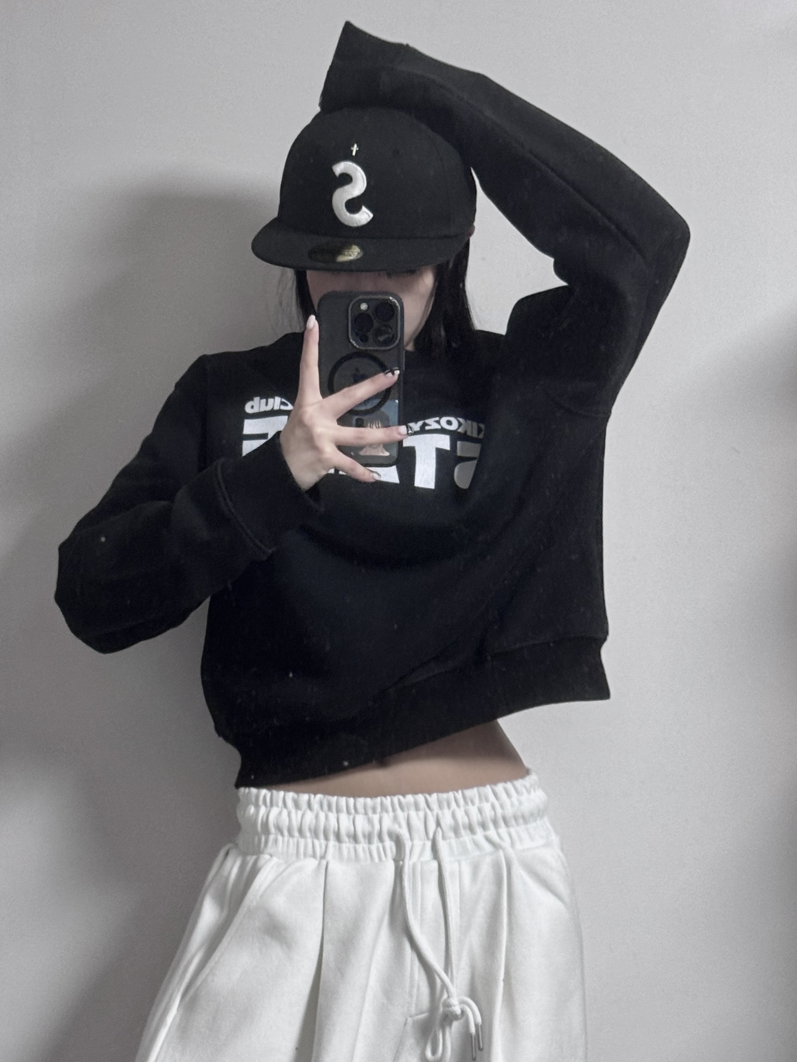 [KREAM 단독] Kikozy Staff Sweatshirt Black(w) 착용 스타일 - 4