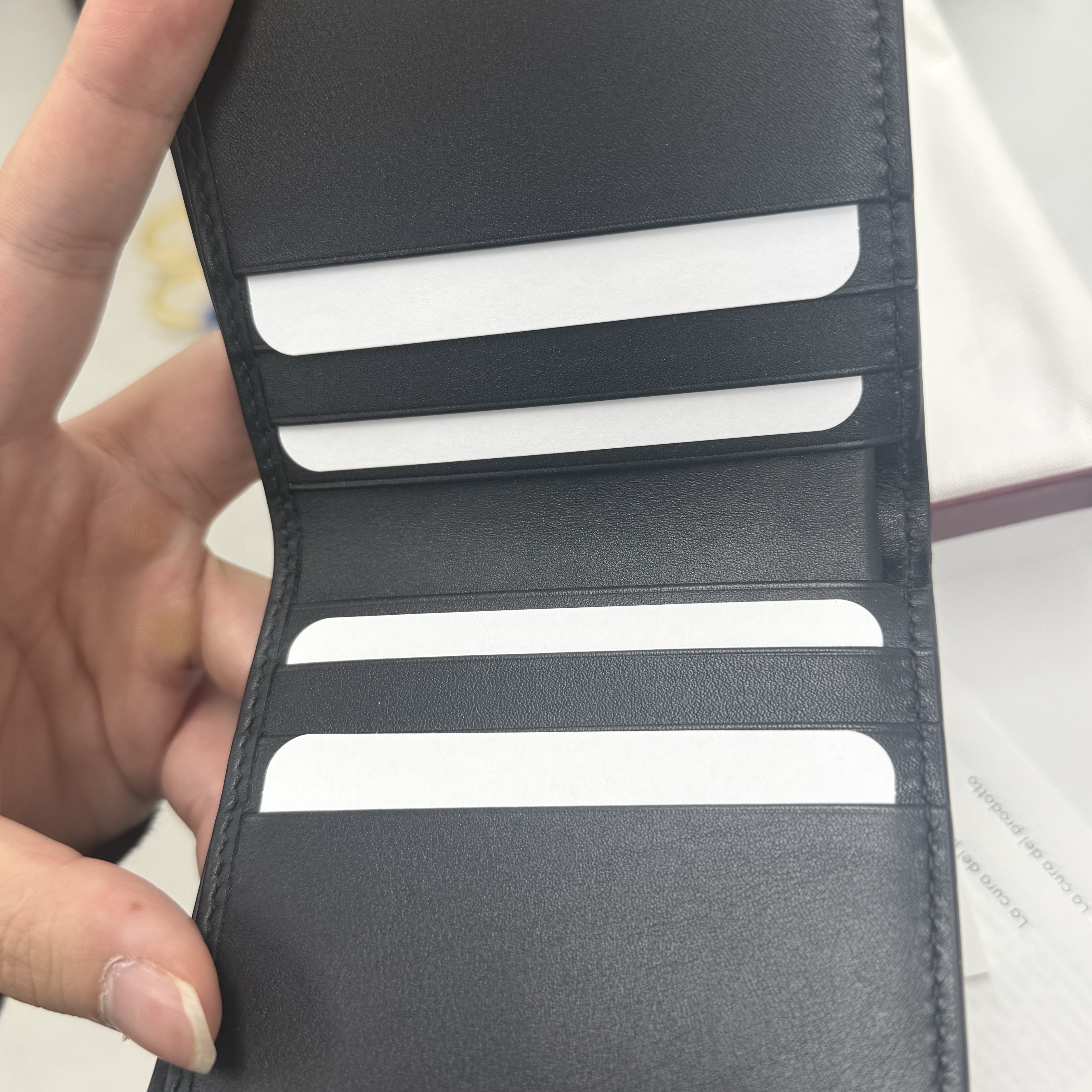 Gucci GG Emblem Bi-Fold Wallet Black 착용 스타일 - 3