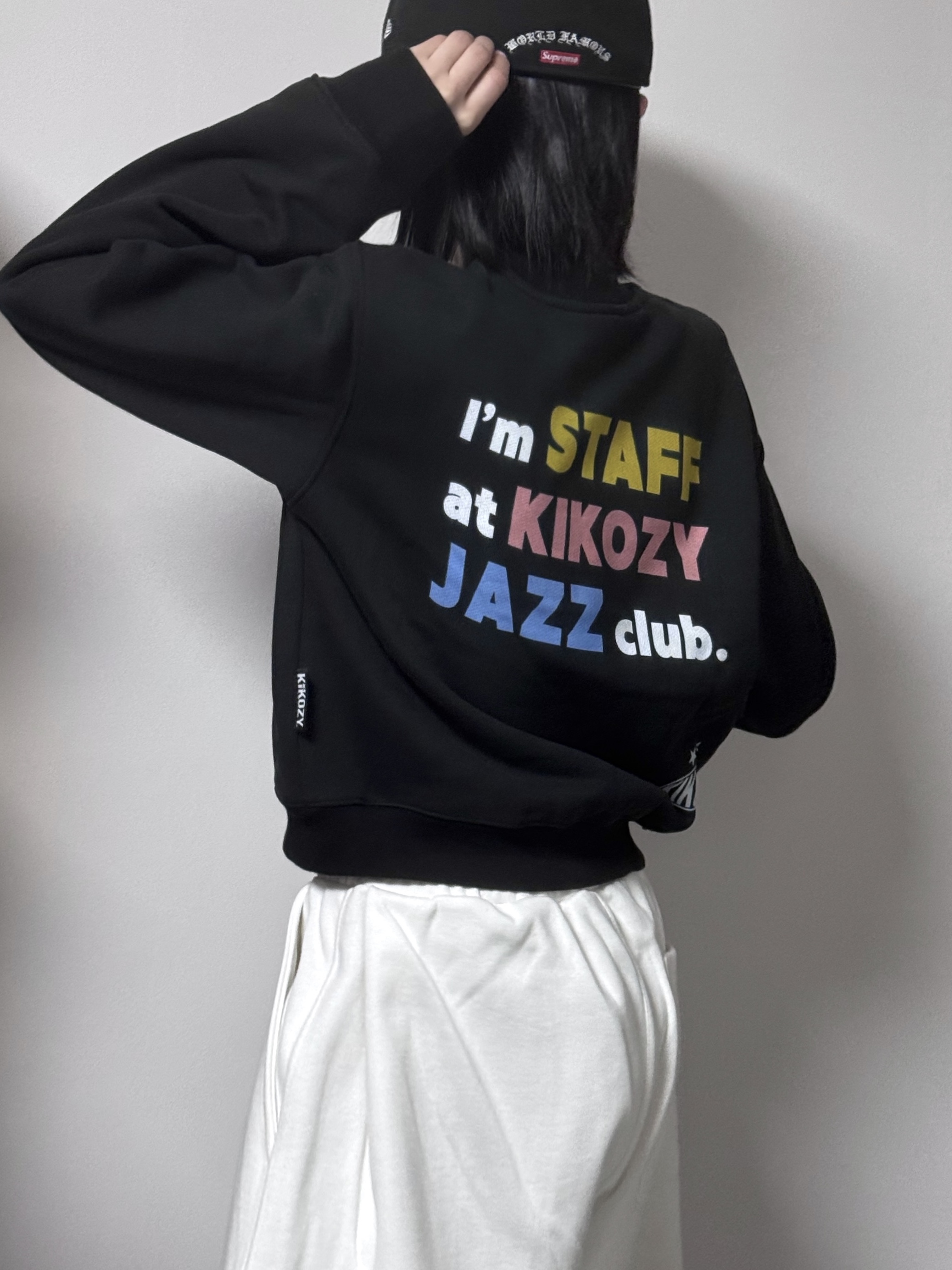 [KREAM 단독] Kikozy Staff Sweatshirt Black(w) 착용 스타일 - 3