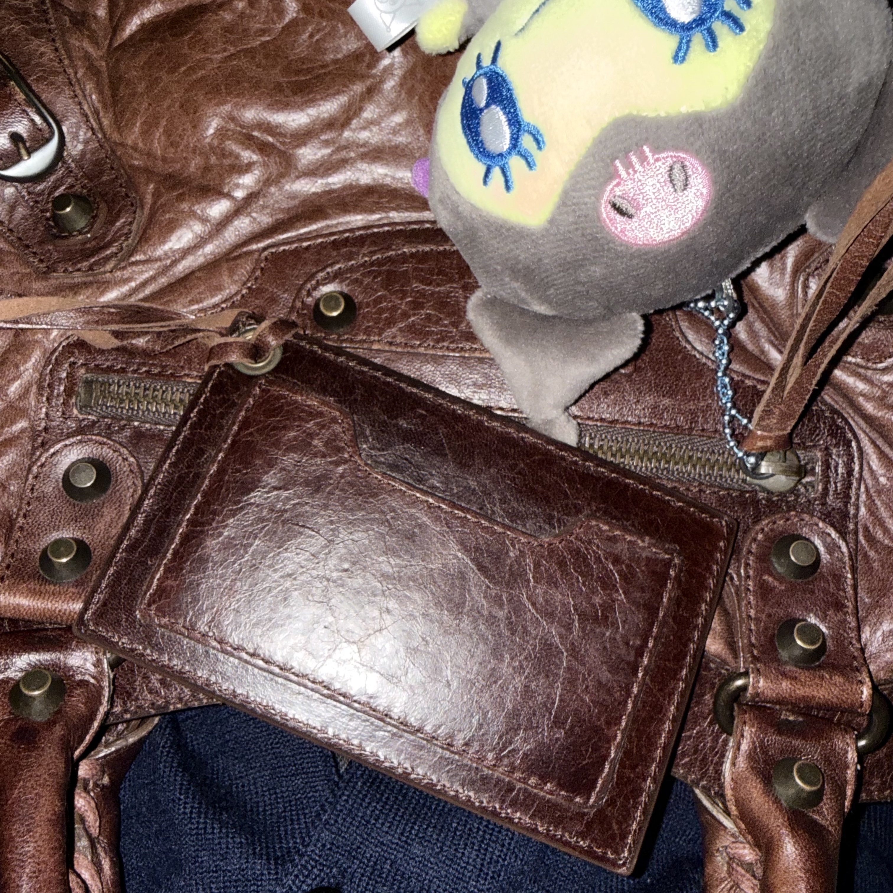 Balenciaga Le City Bag Small Dark Burgundy, (W) Maison Kitsune Fox Head Patch Adjusted R-Neck Cardigan Navy Melange 착용 스타일