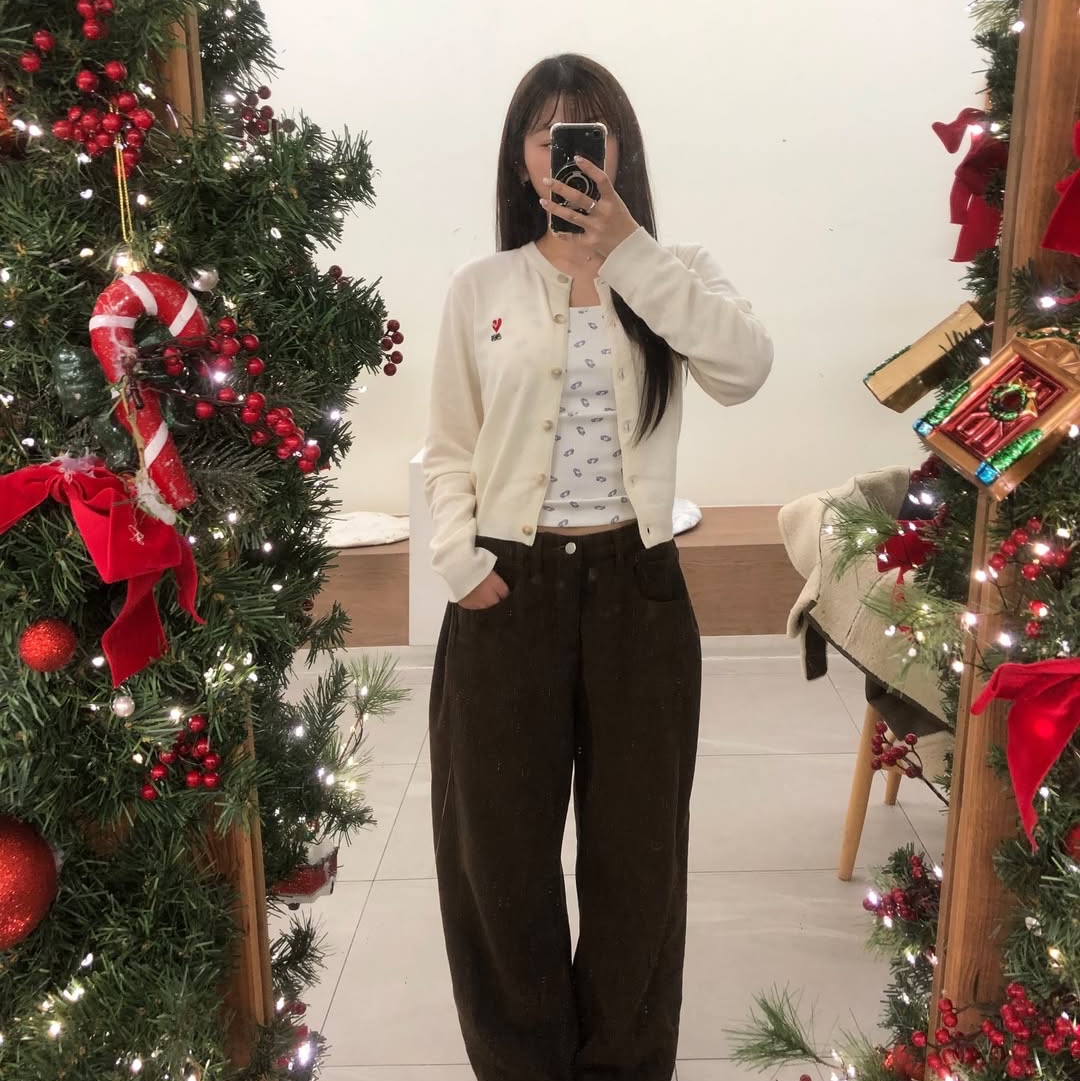 Express Holiday Merino Wool Blend Crop Cardigan Ivory, Express Holiday Merino Wool Blend Crop Cardigan Charcoal 착용 스타일 - 1