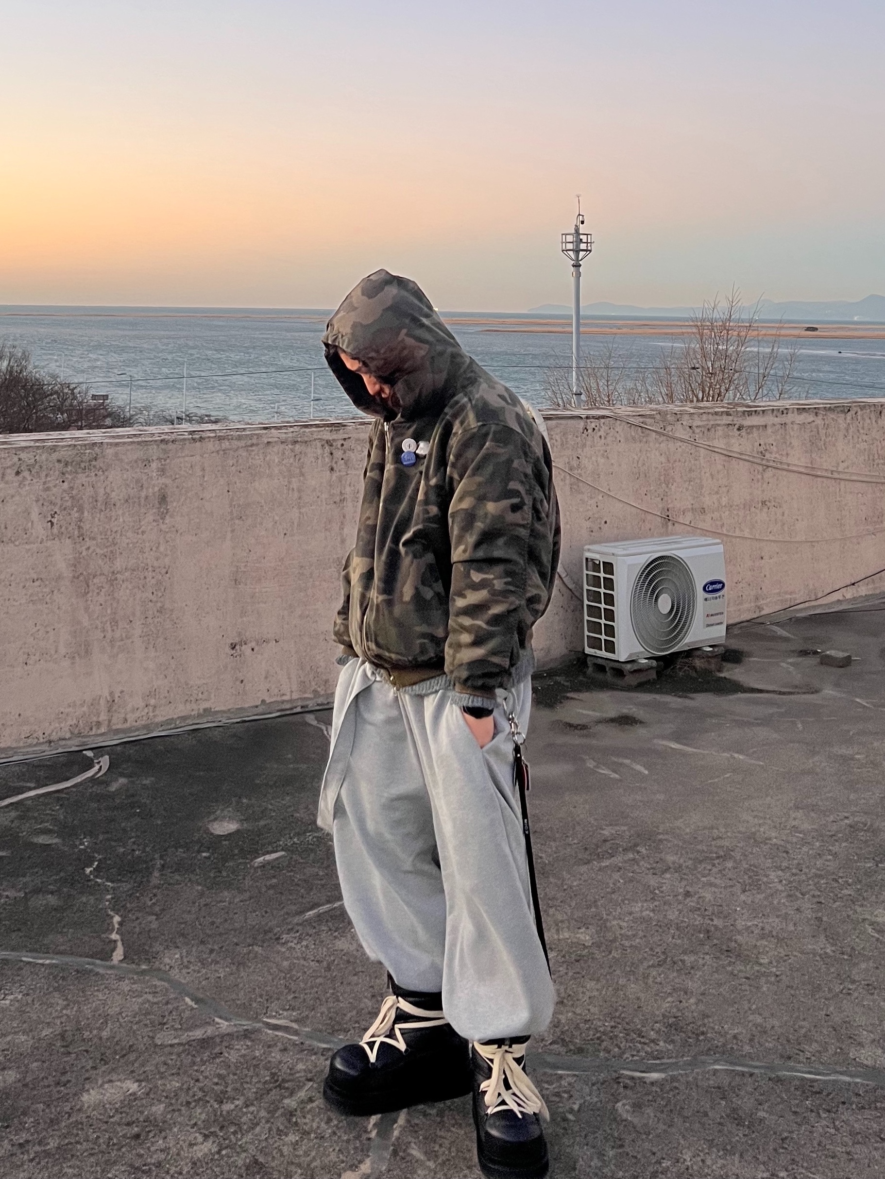 MJD x Koin Seoul Belted Heavy Sweat Baggy Pants Melange Grey, Farfromwhat Far Pin Button & Safety Pin 착용 스타일 - 3