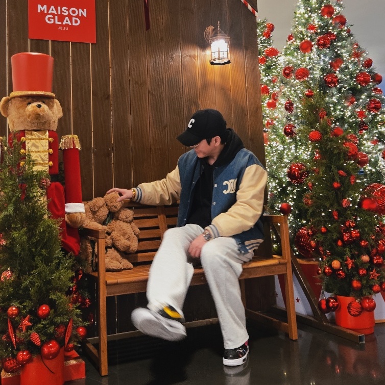 Celine Loose Triomphe Teddy in Denim Trail Wash, Nike x Peaceminusone Air Force 1 Low Para-Noise 3.0 Black and Multicolor 착용 스타일