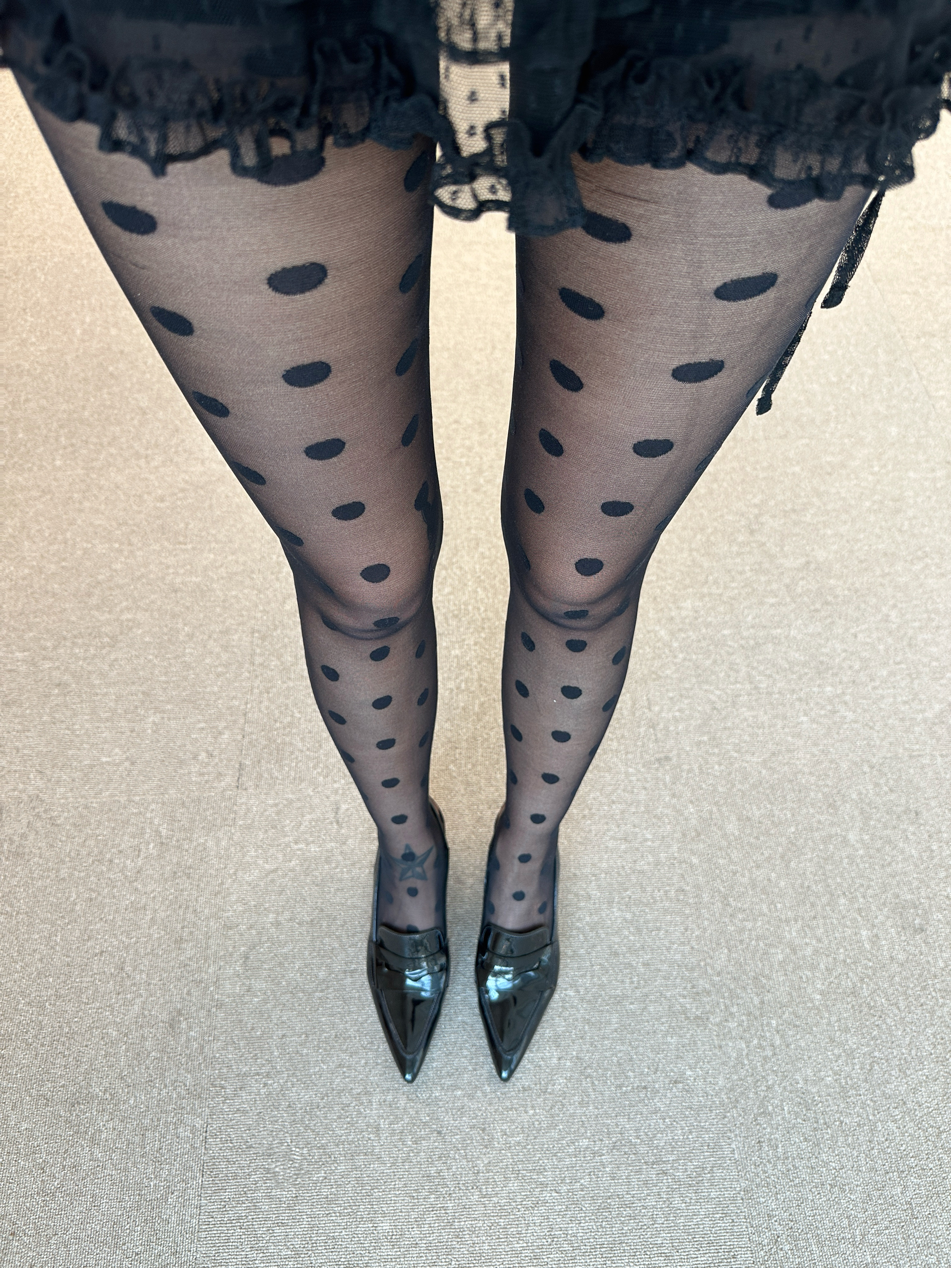 PENNY PLATE Women Stiletto Glossy Black 착용 스타일