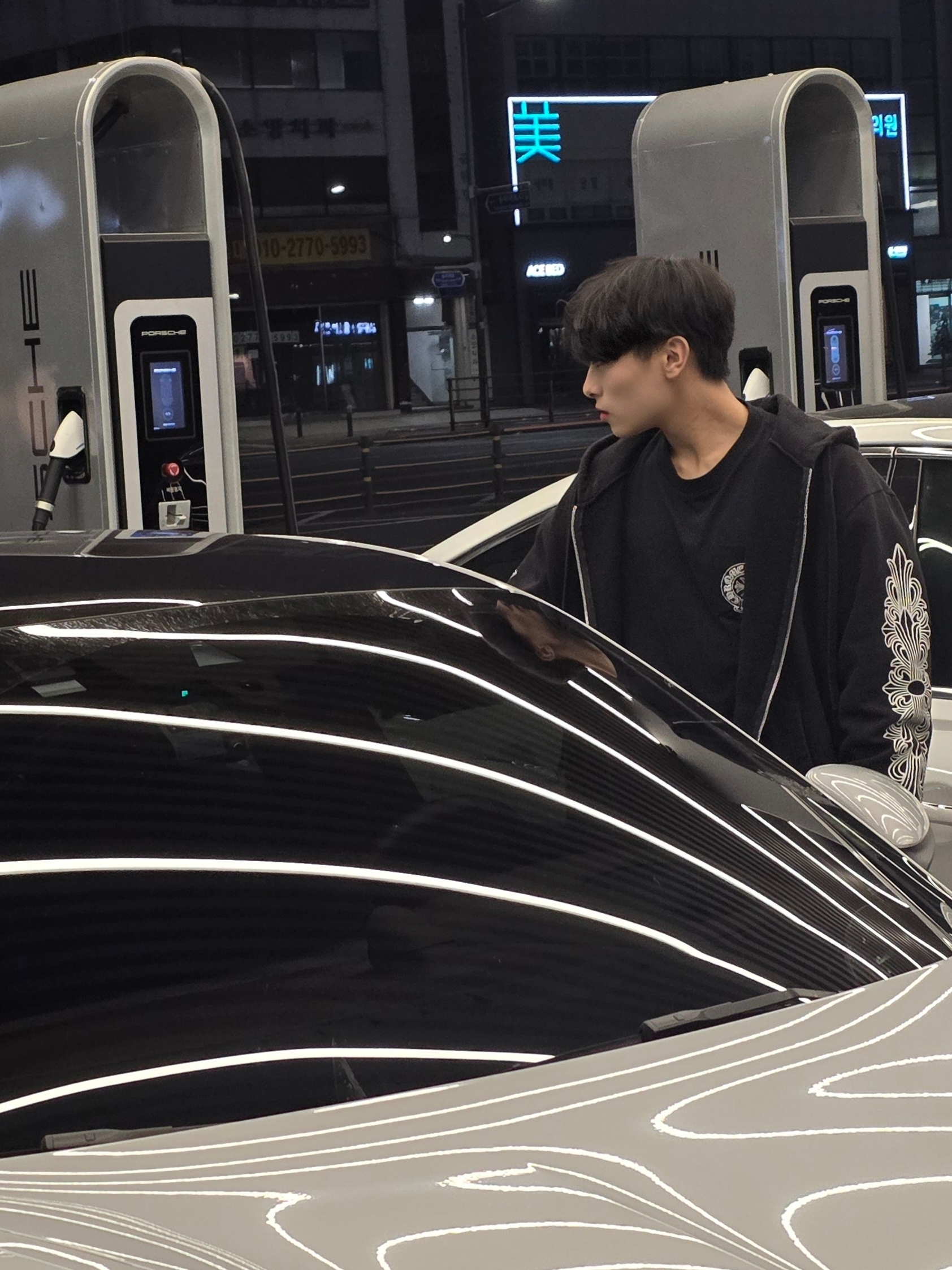 Chrome Hearts Horseshoe Floral Fleece Zip-Up Hoodie Black, Chrome Hearts Horseshoe Logo Pocket T-Shirt Black 착용 스타일