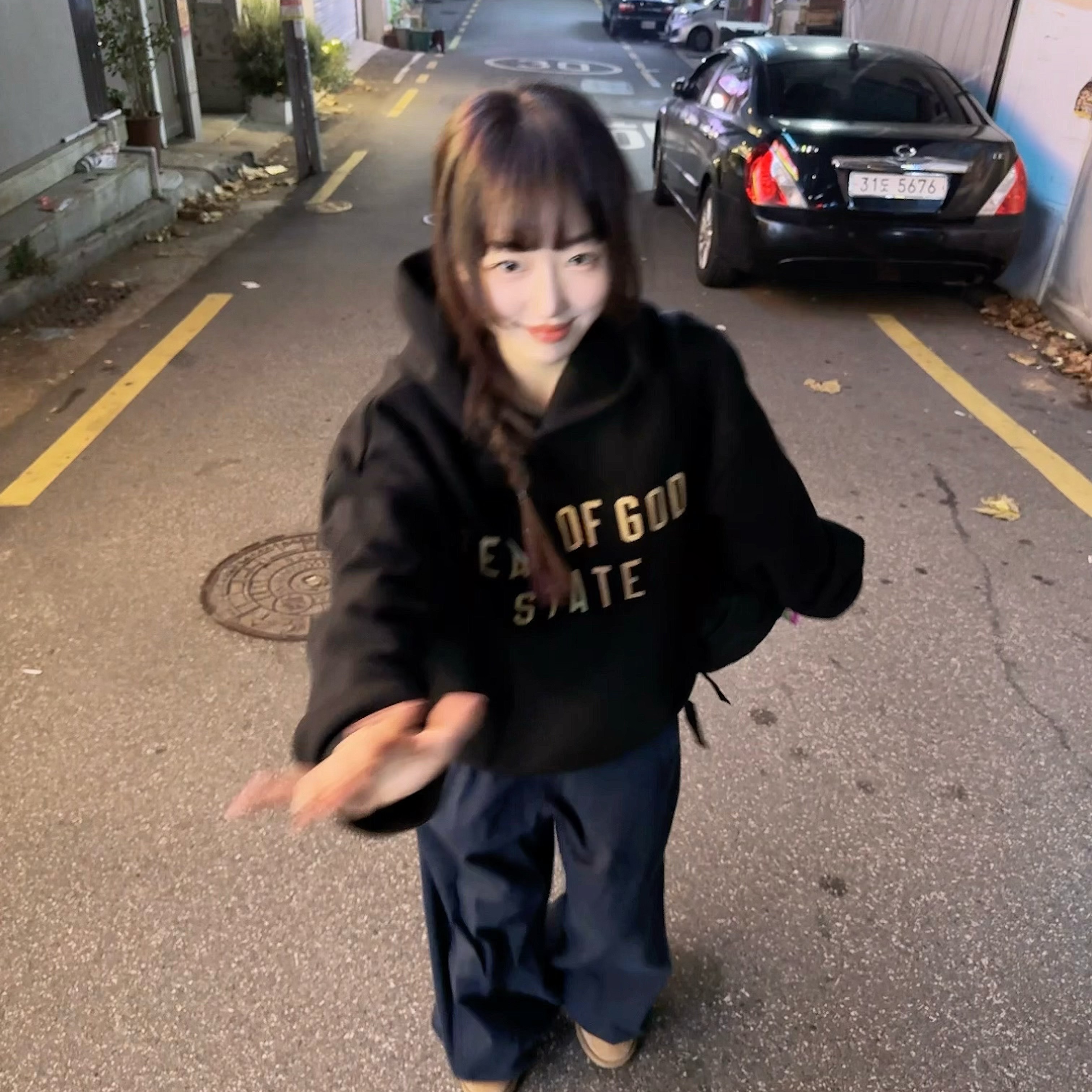 Essentials Fleece State Hoodie Black - 24FW, (W) UGG Classic Ultra Mini Boots Chestnut 착용 스타일 - 1