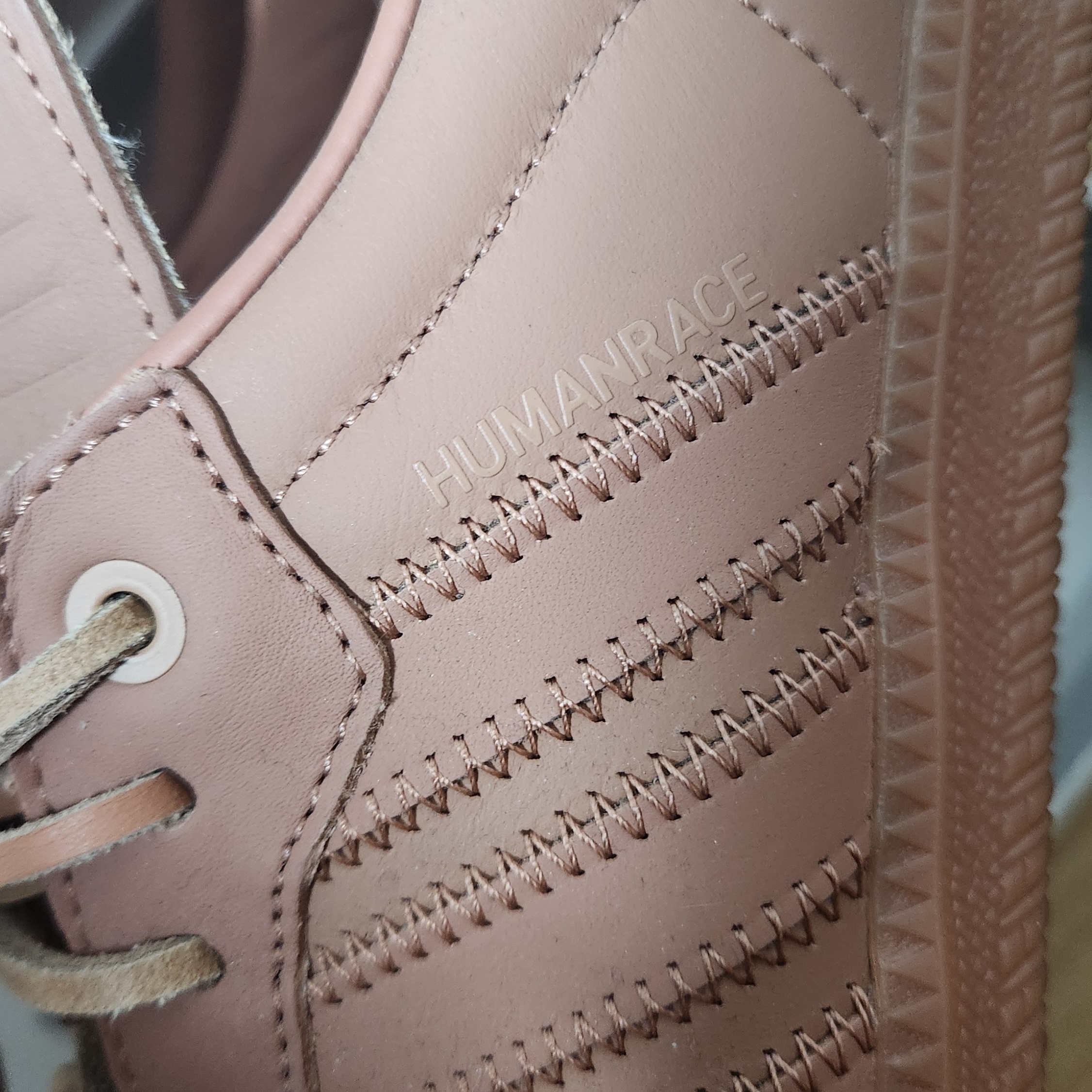 Adidas x Pharrell Williams Humanrace Samba Terracotta 착용 스타일 - 2