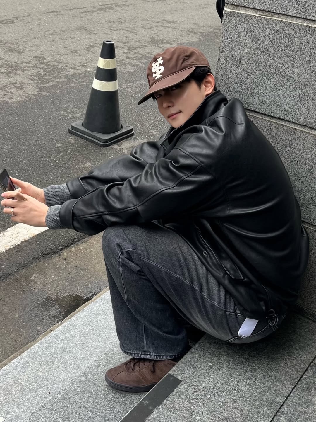 Sunday Ceremony Sy Logo 5 Panel Cotton Cap - Brown 착용 스타일 - 1
