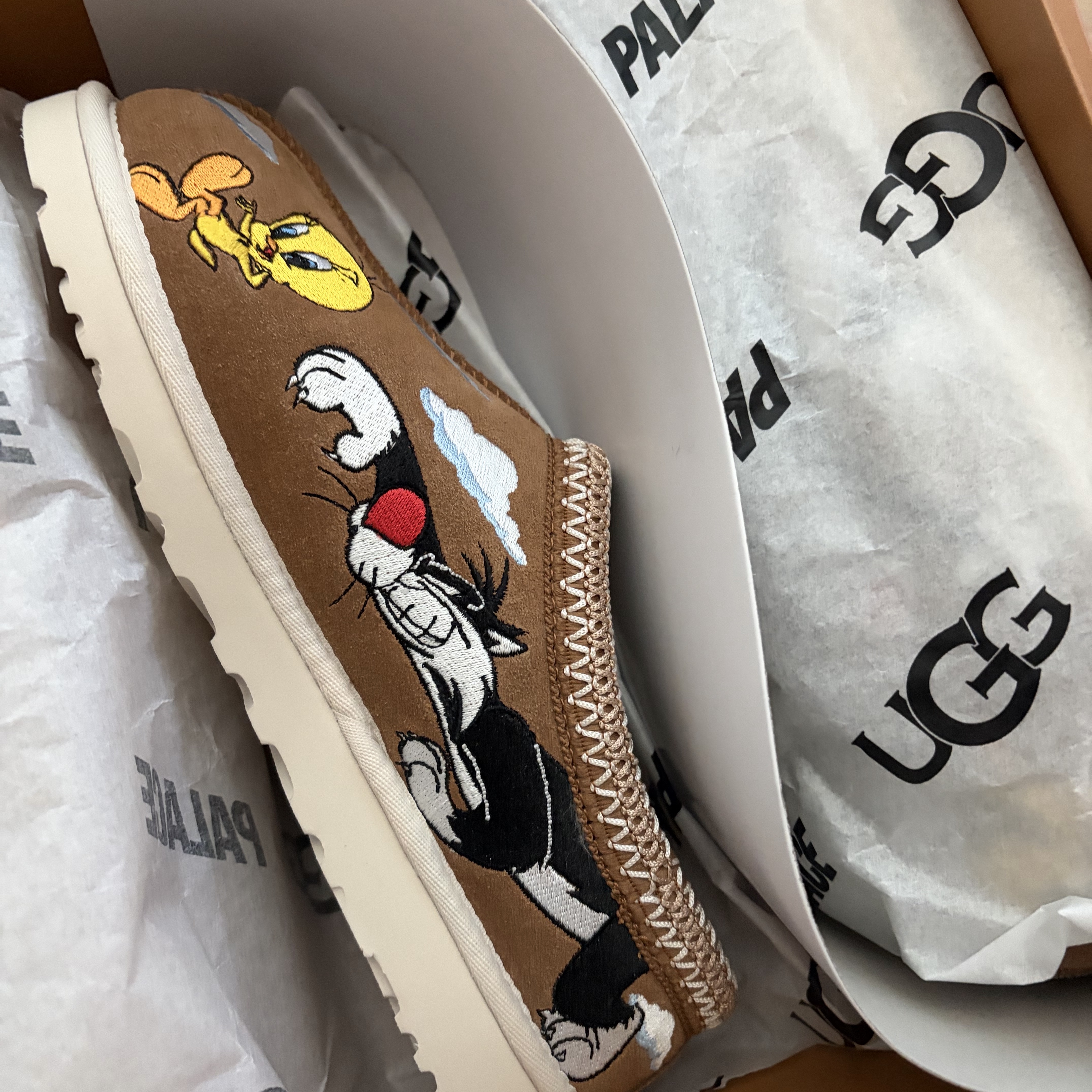 UGG x Palace x Looney Tunes Tasman Slipper Chestnut 착용 스타일