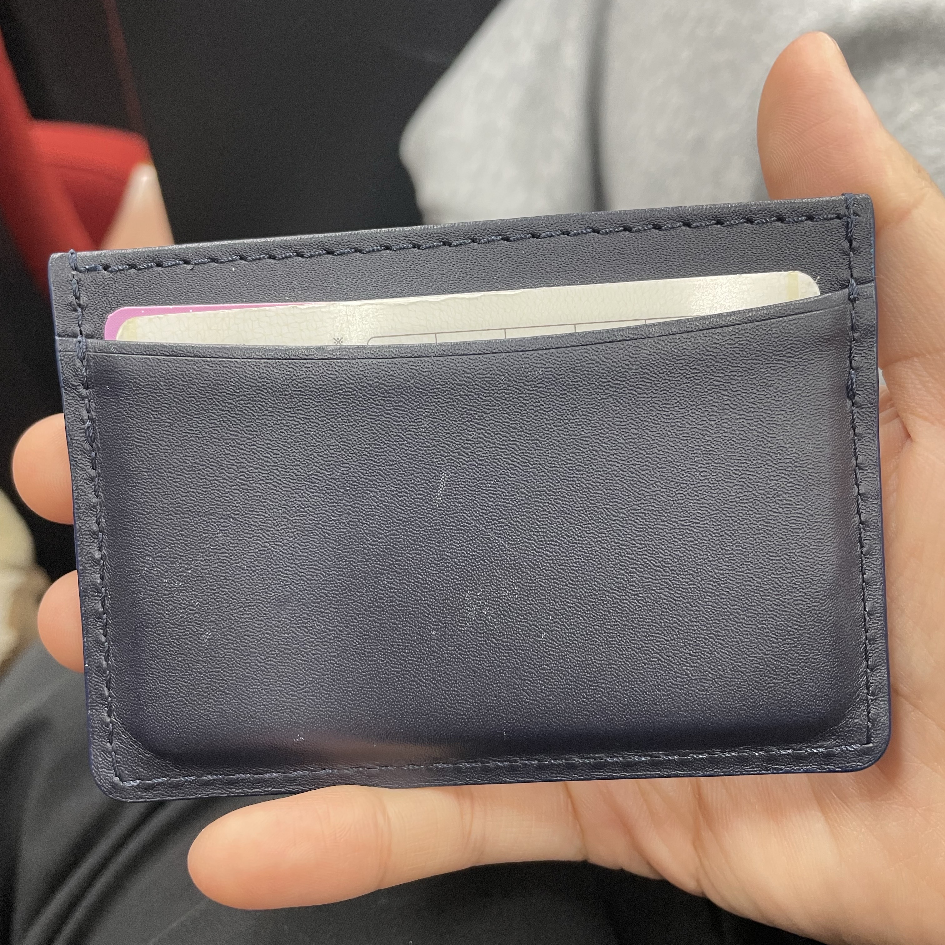 A.P.C. Andre Card Holder Dark Navy Blue 착용 스타일 - 2