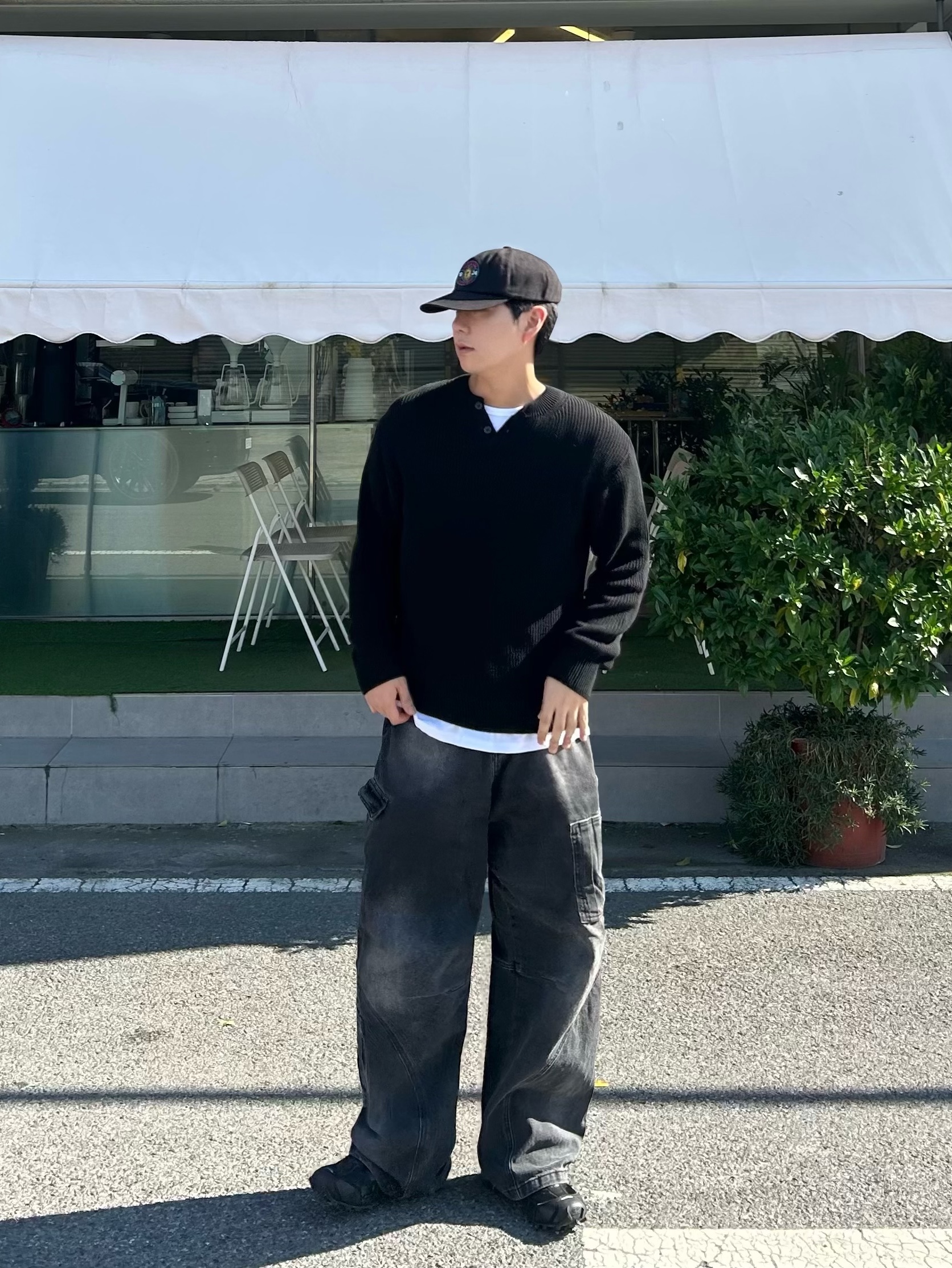 Knitted Cotton Henley Neck Waffle Knit Black 착용 스타일