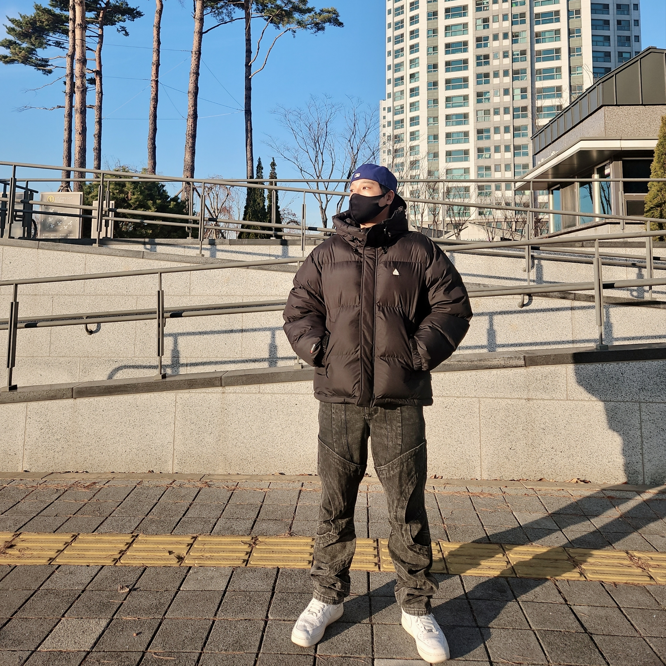 Farfromwhat Circle Washed Denim Pants Black 착용 스타일
