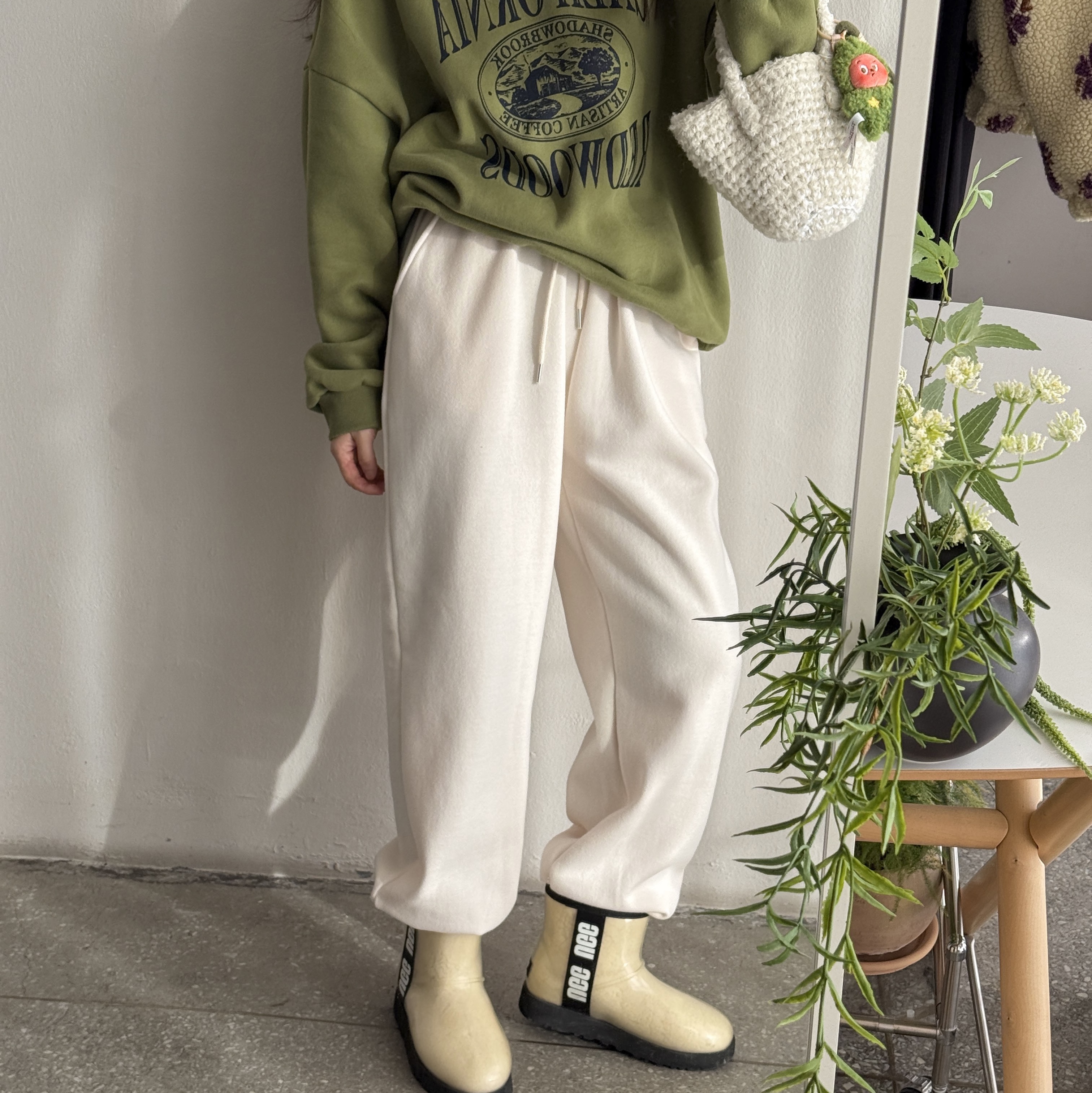 (W) UGG Classic Clear Mini Boots Natural Black, Pop Mart Twinkle Twinkle Savor the Moment Series-Fresh-Baked Mini Cookies Plush Pendant Matcha Crisp (Opened Case) 착용 스타일 - 1