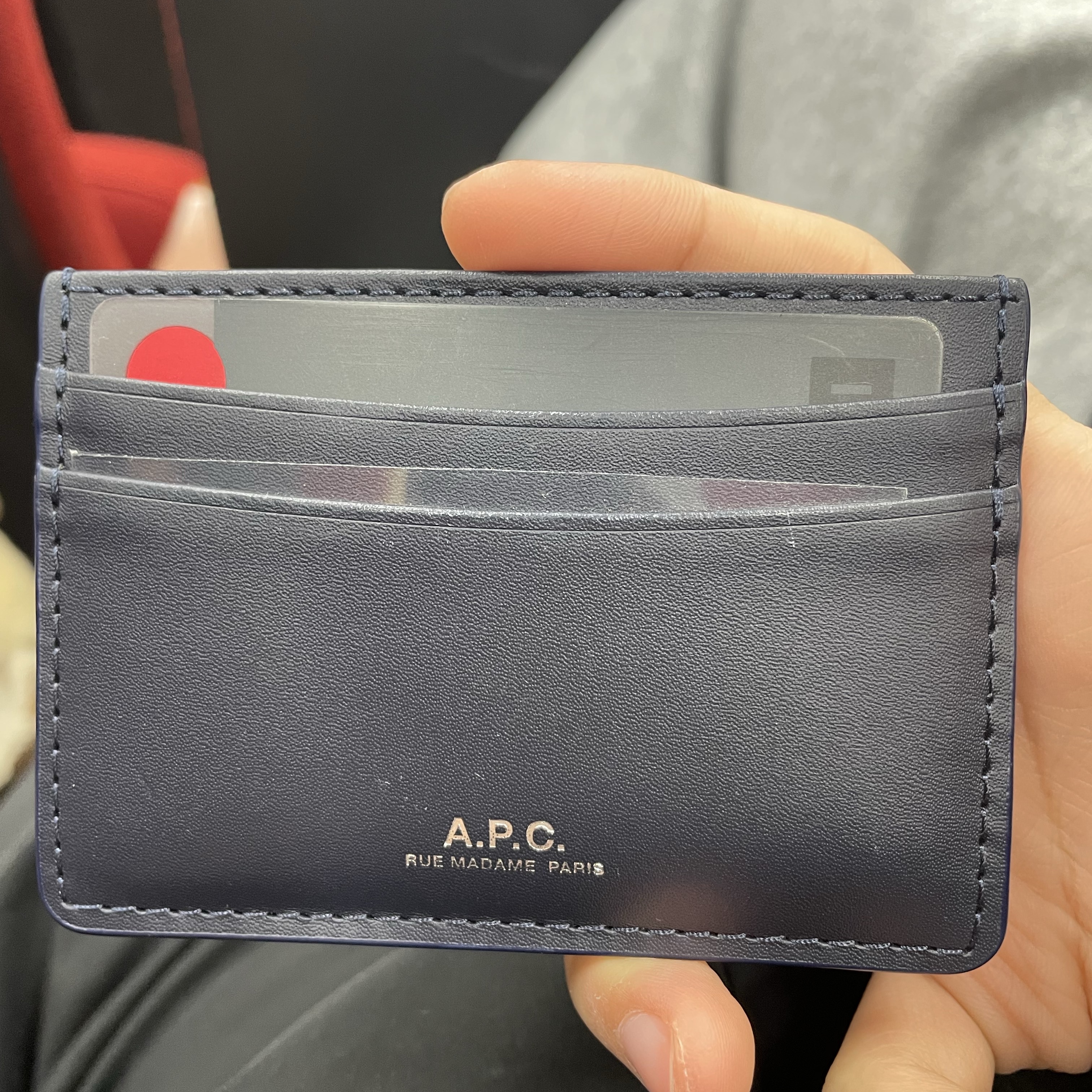 A.P.C. Andre Card Holder Dark Navy Blue 착용 스타일 - 1