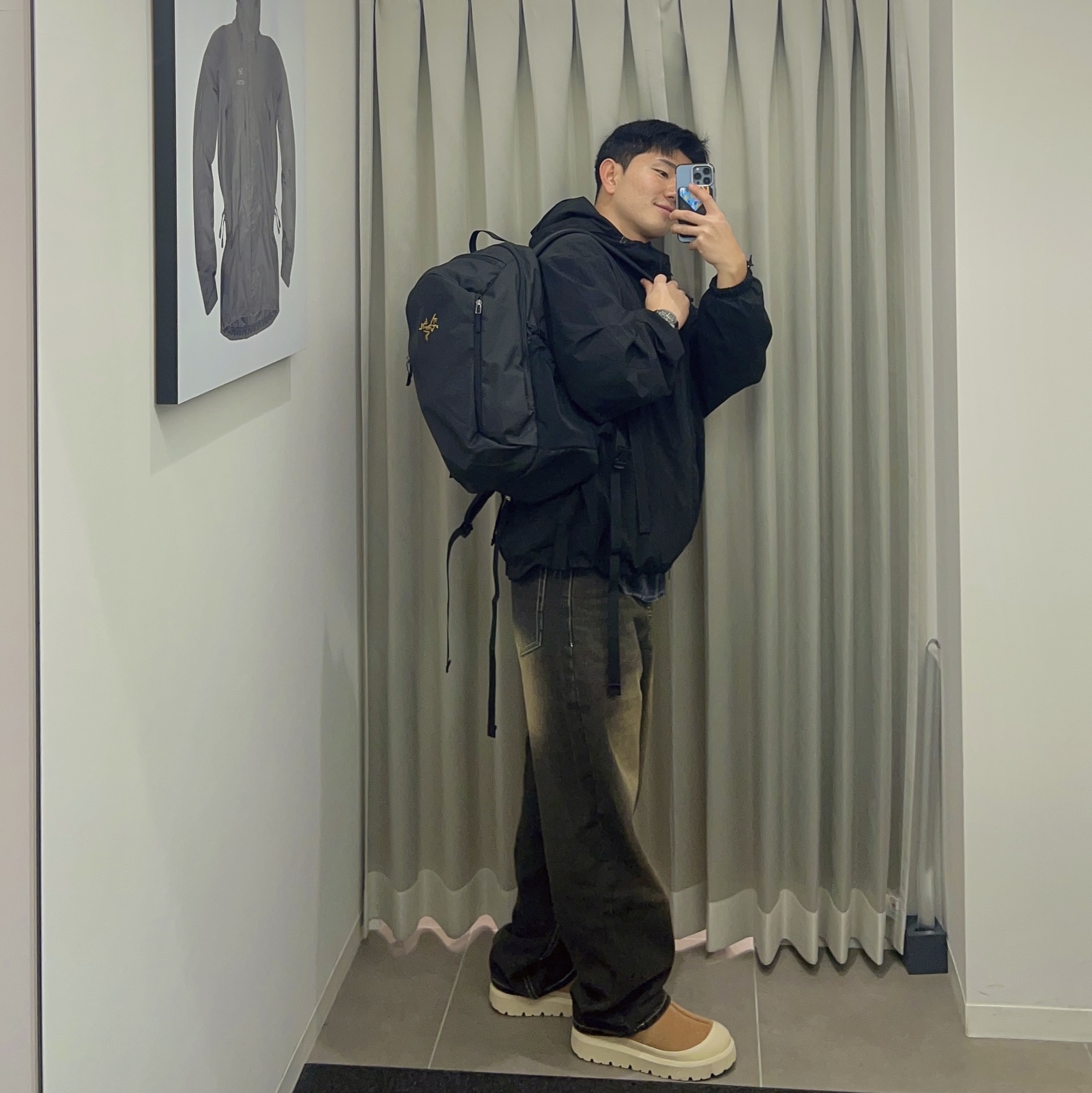 Arc'teryx Mantis 26 Backpack Black, UGG Tasman Weather Hybrid Chestnut Whitecap 착용 스타일 - 1