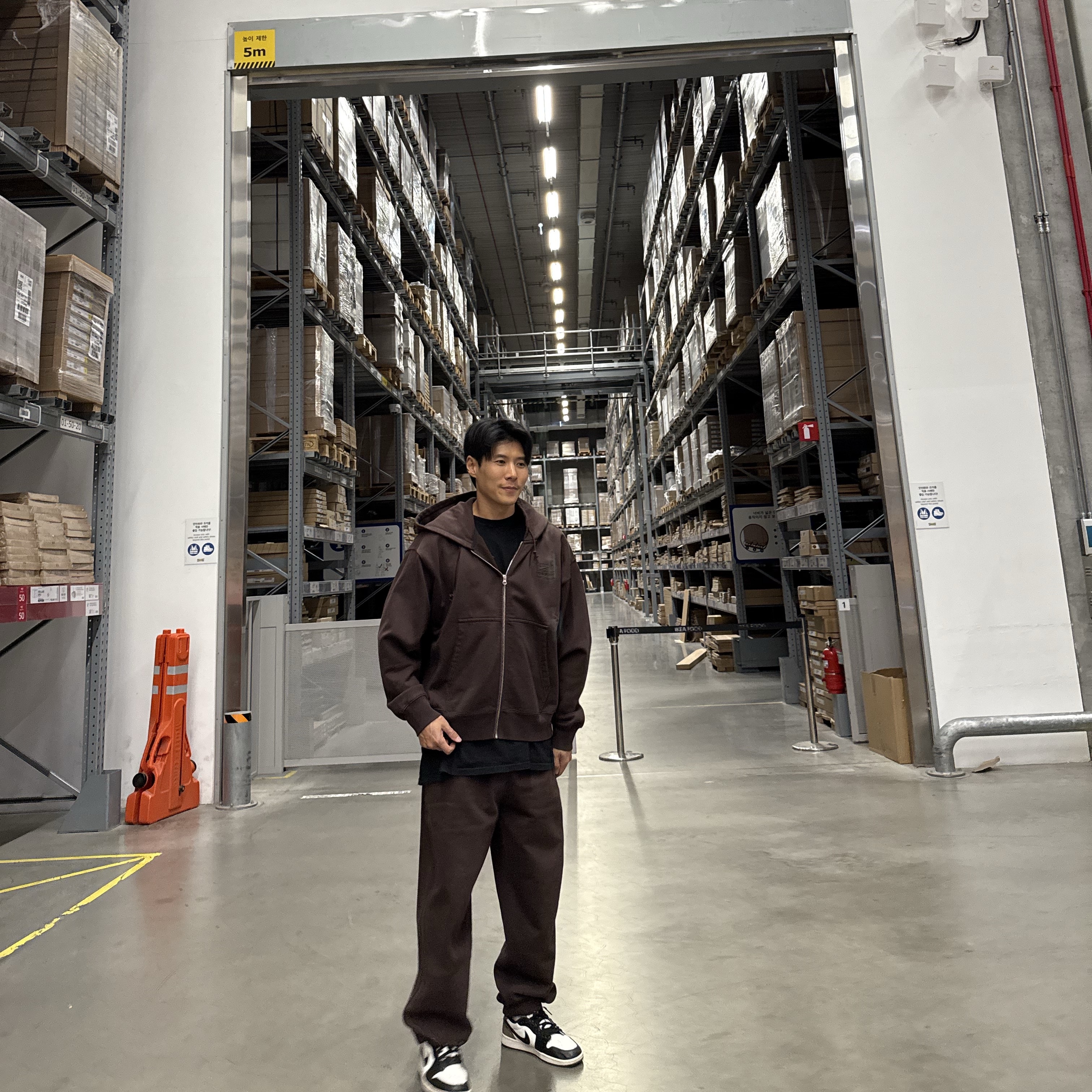 Nike x Stussy Stone Washed Fleece Zip Hoodie Dark Cinder (FJ9175-261), Nike x Stussy Stone Washed Fleece Pants Dark Cinder (FN5235-261) 착용 스타일 - 1