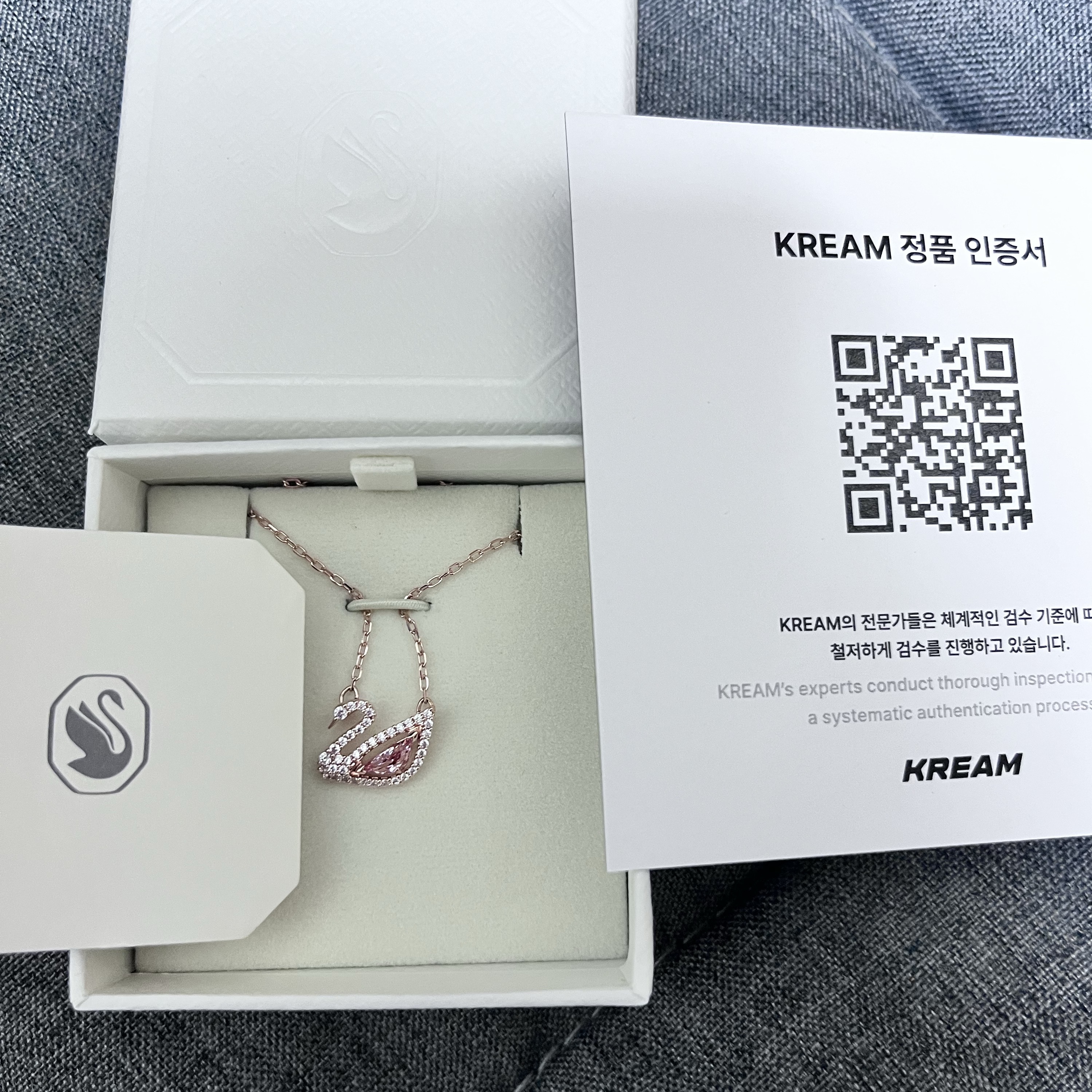 (W) Swarovski Dazzling Swan Necklace Pink Rose Gold Plated 착용 스타일