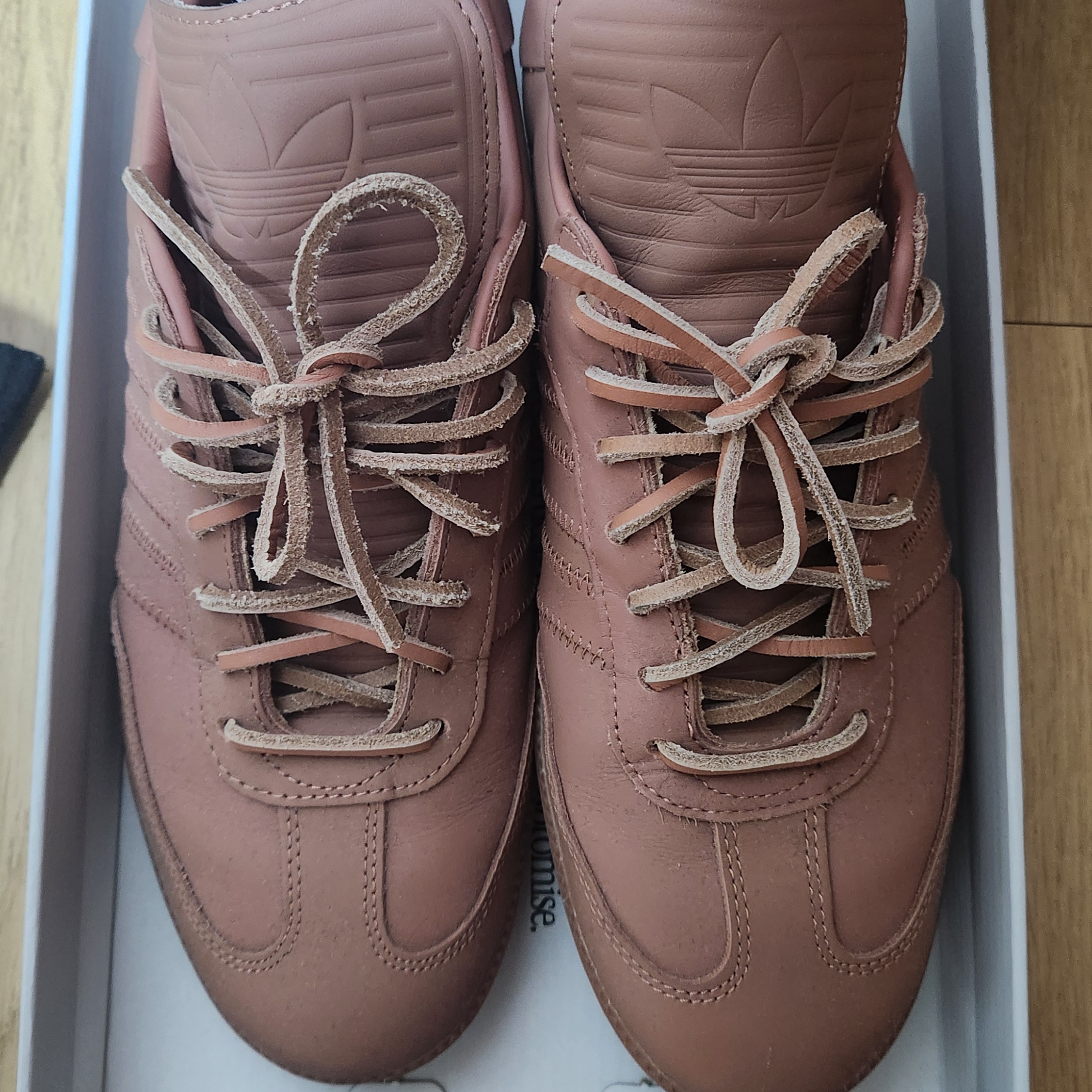 Adidas x Pharrell Williams Humanrace Samba Terracotta 착용 스타일 - 1