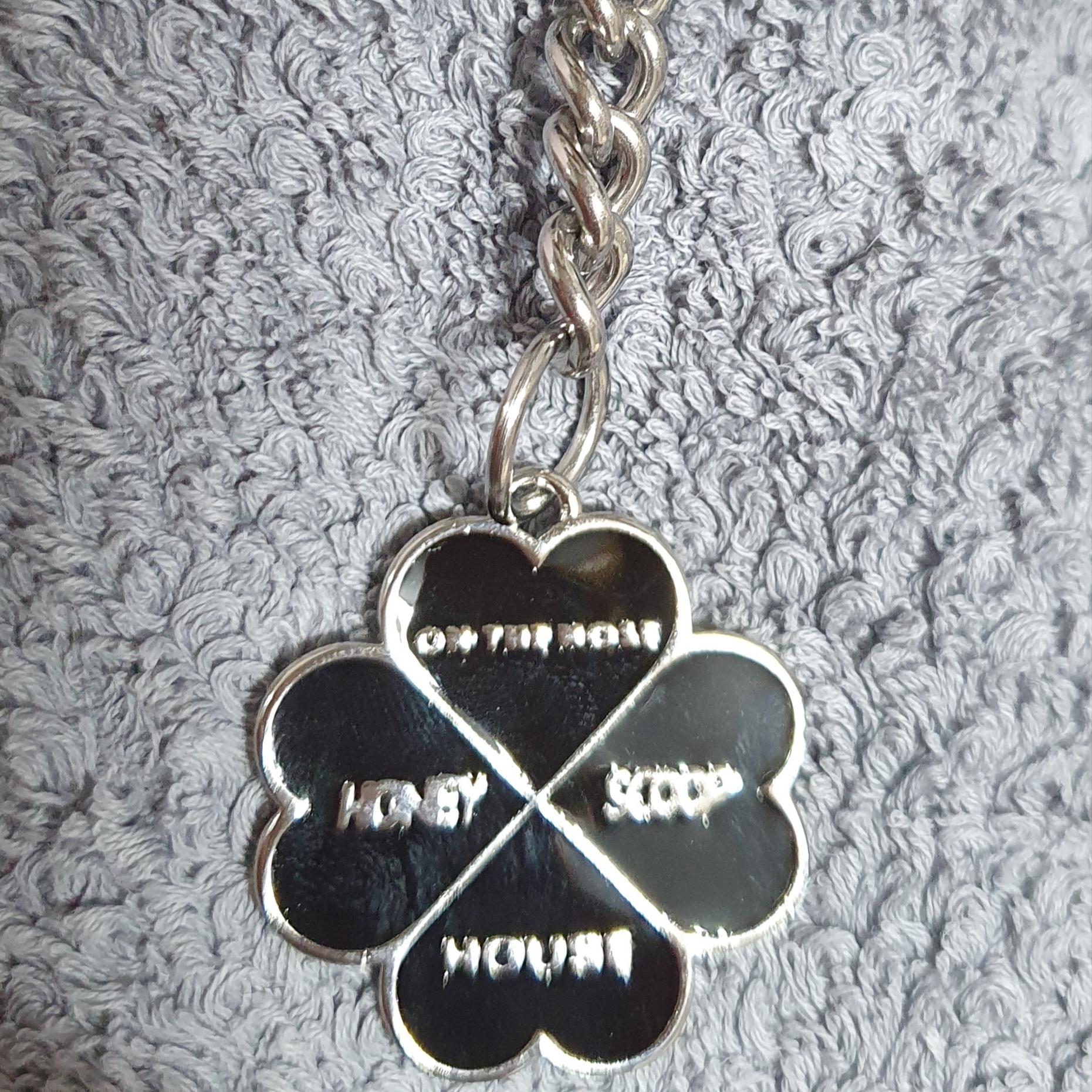Honey Scoop House Clover Keyring Black 착용 스타일