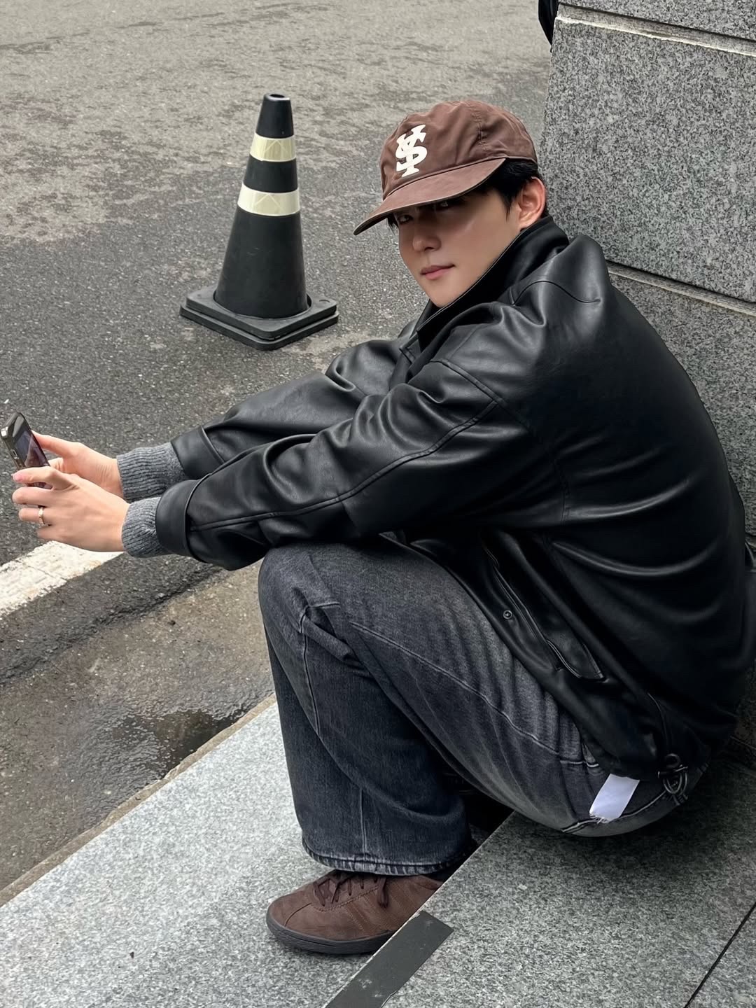 Sunday Ceremony Sy Logo 5 Panel Cotton Cap - Brown 착용 스타일 - 2