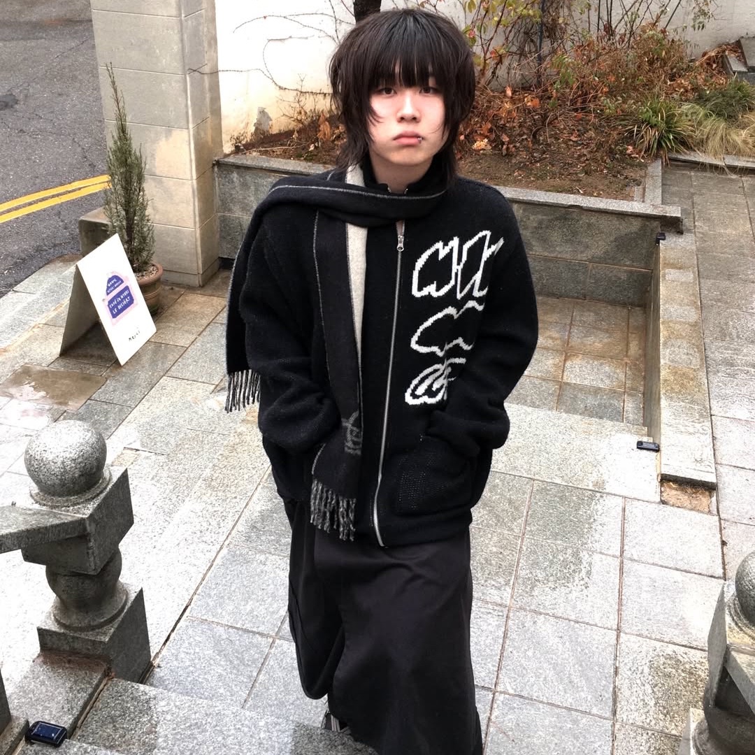 Express Holiday Merino Wool Blend Knit Zip-Up Black 착용 스타일 - 2