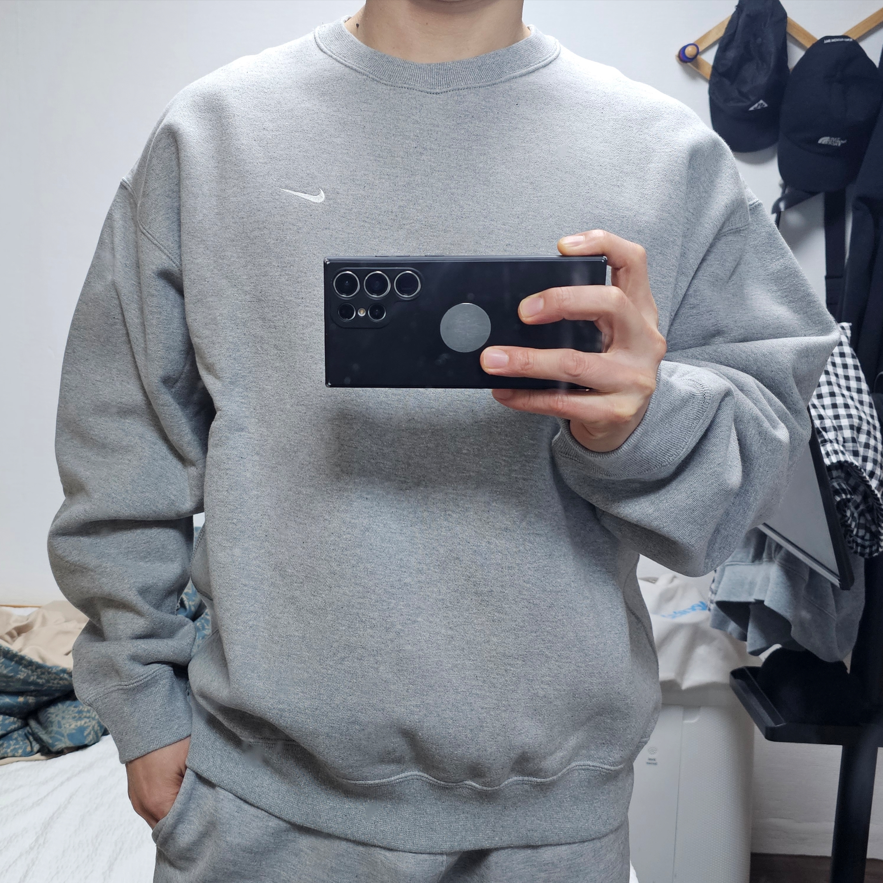 Nike Solo Swoosh Fleece Crew Dark Grey Heather - Asia 착용 스타일