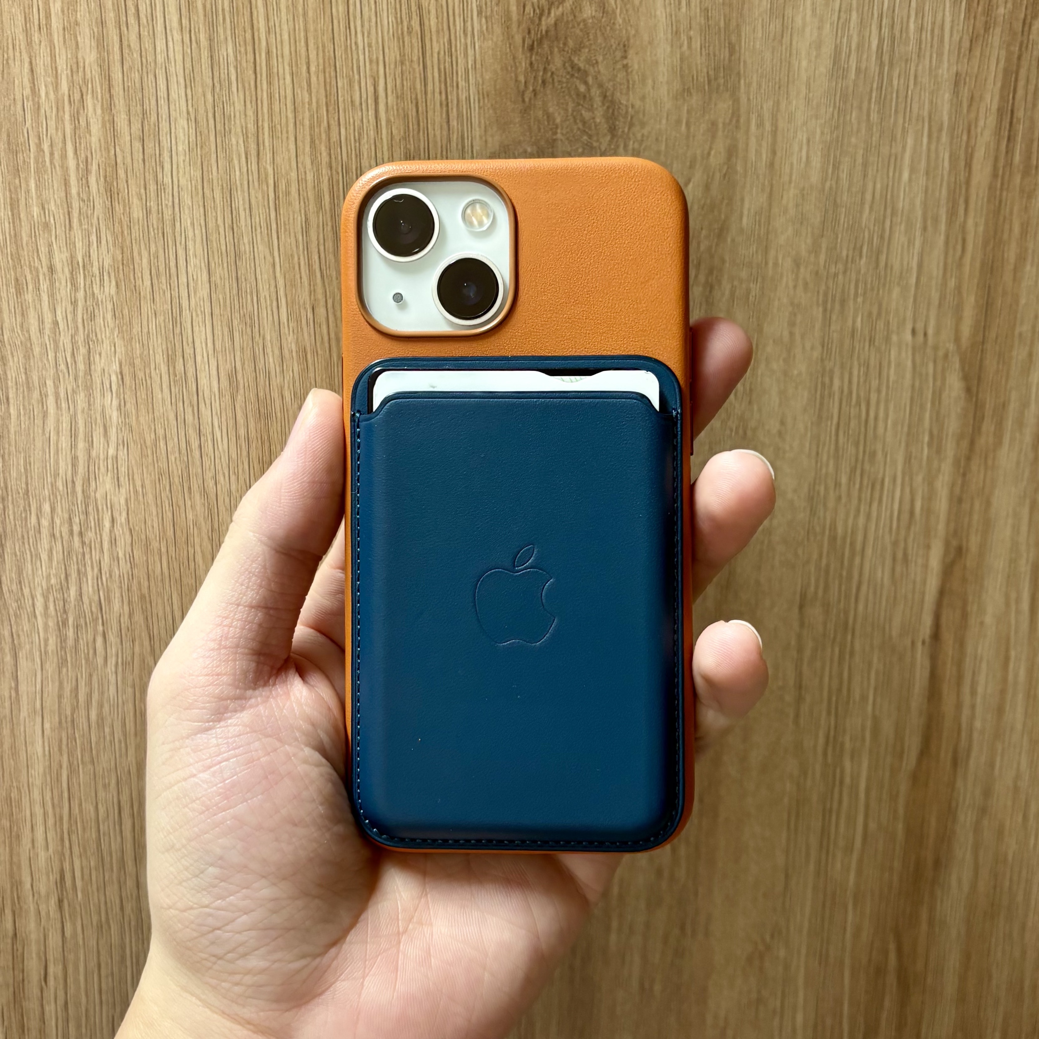 Apple iPhone Leather Wallet with MagSafe Batic Blue, Apple iPhone 13 Mini 128GB Starlight (Korean Ver.) 착용 스타일 - 1
