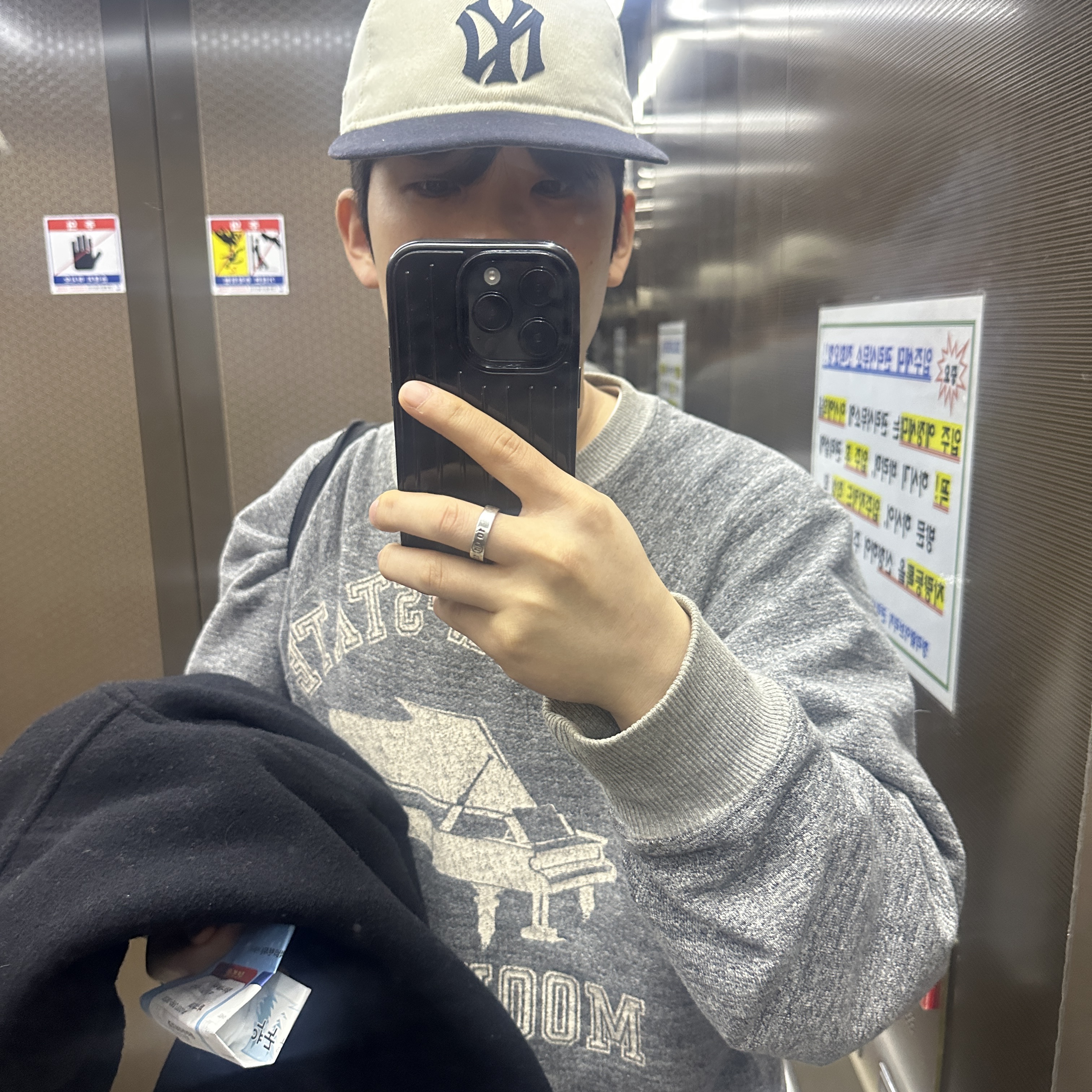 New Era x MoMA New York Yankees Retro Crown 9Fifty Adjustable Baseball Cap White Blue 착용 스타일