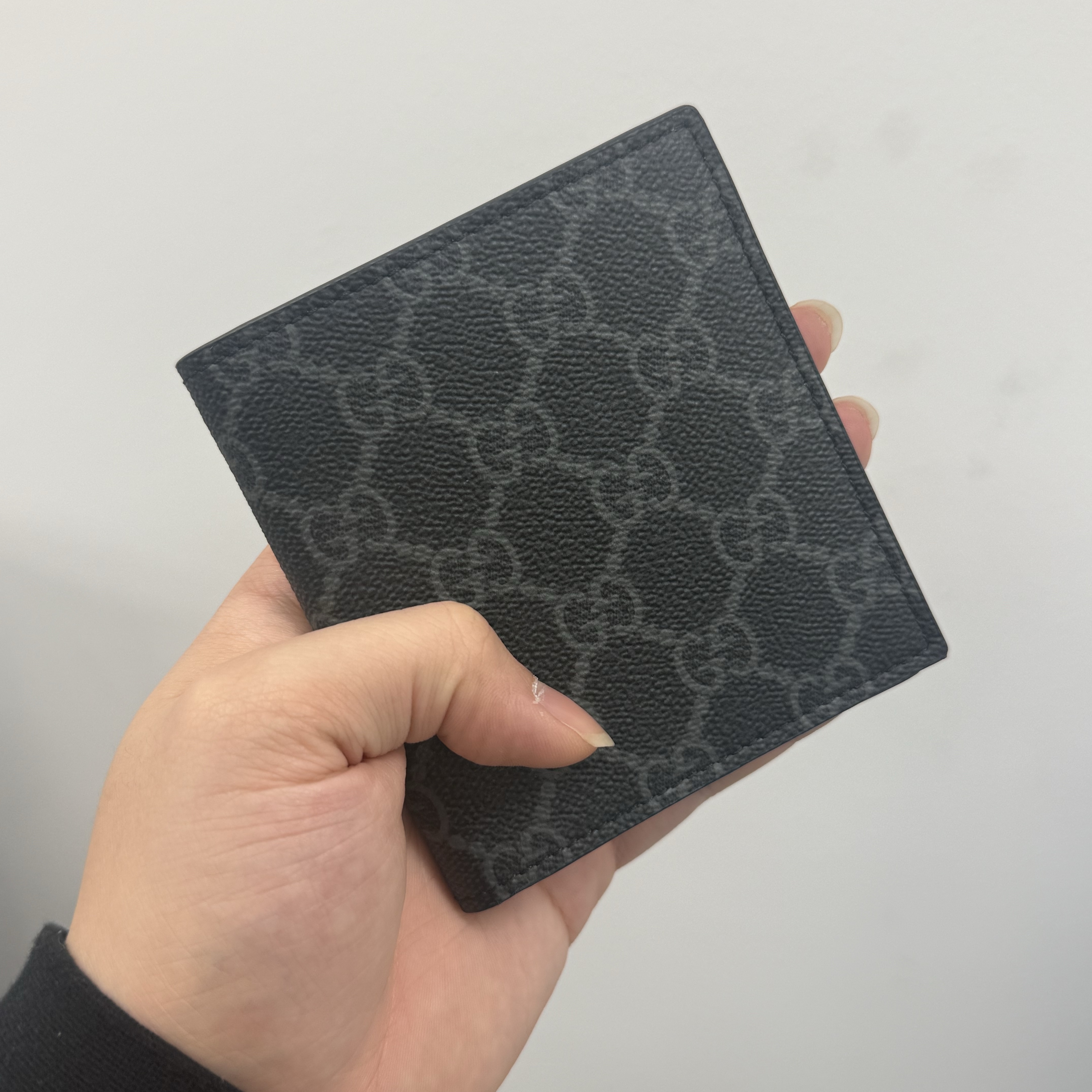 Gucci GG Emblem Bi-Fold Wallet Black 착용 스타일 - 1