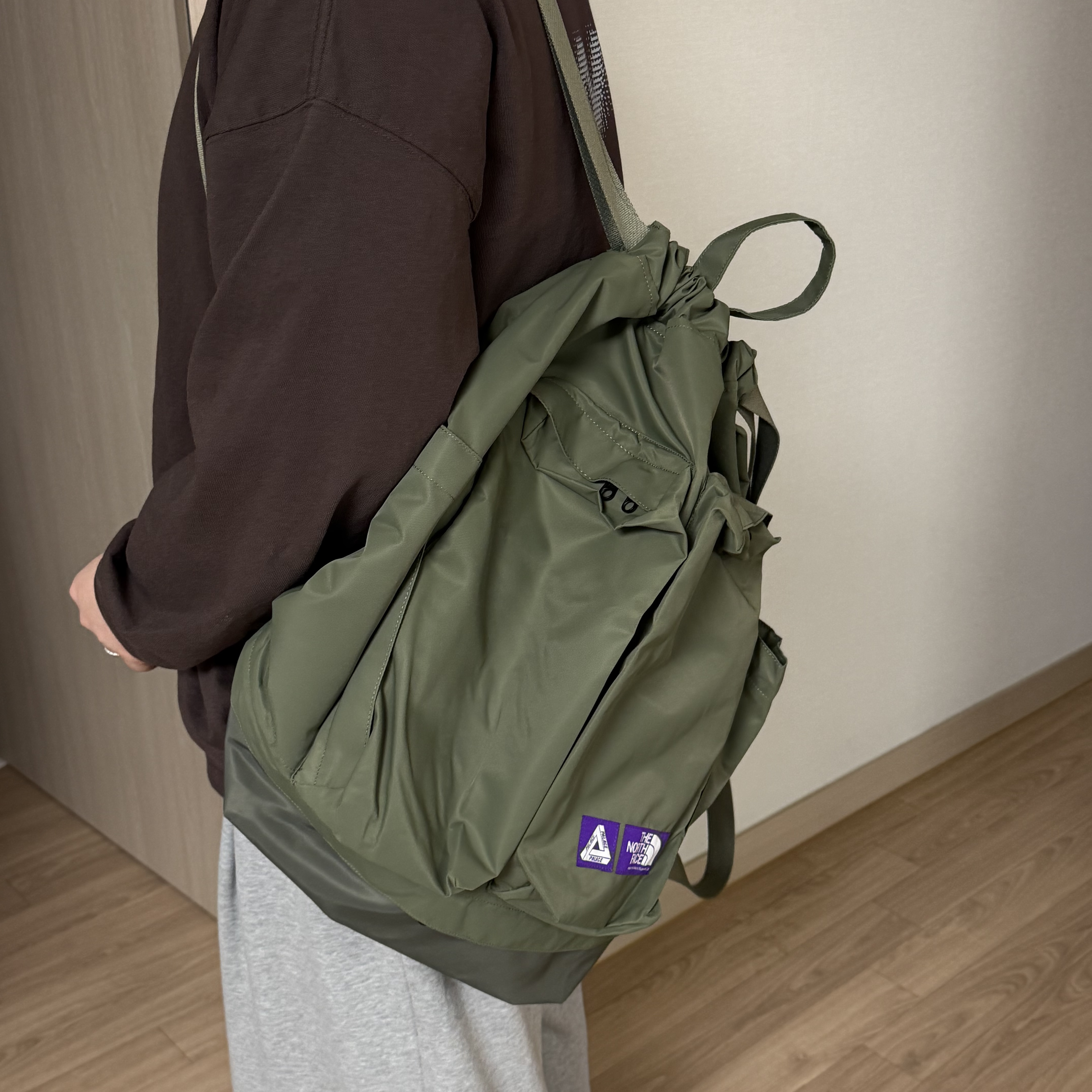 Palace x The North Face Purple Label Mountain Wind Backpack Sage Green - 25FW 착용 스타일 - 2