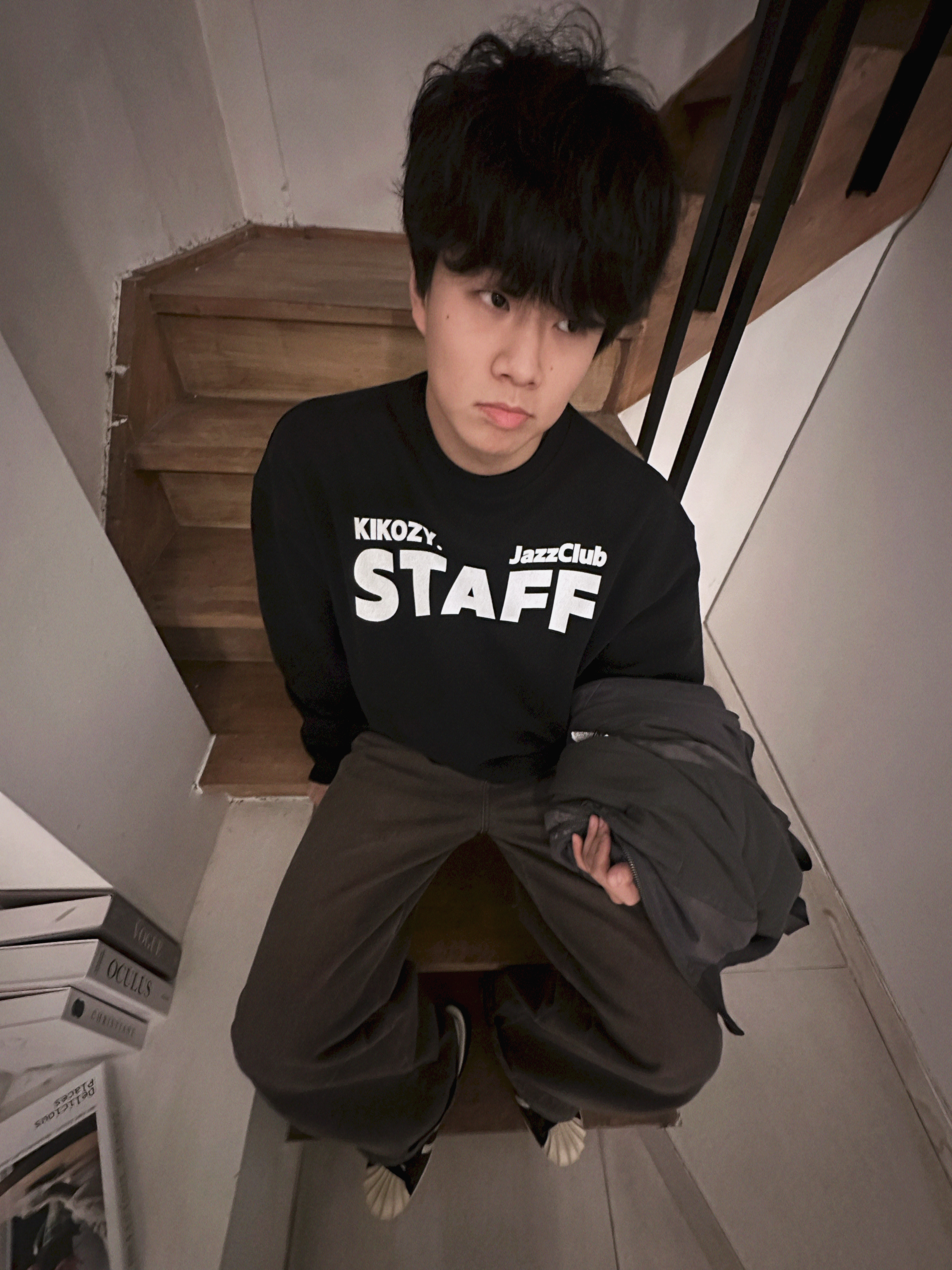 [KREAM 단독] Kikozy Staff Sweatshirt Black, ETCE Base Carpenter Denim Pants Brown 착용 스타일 - 2