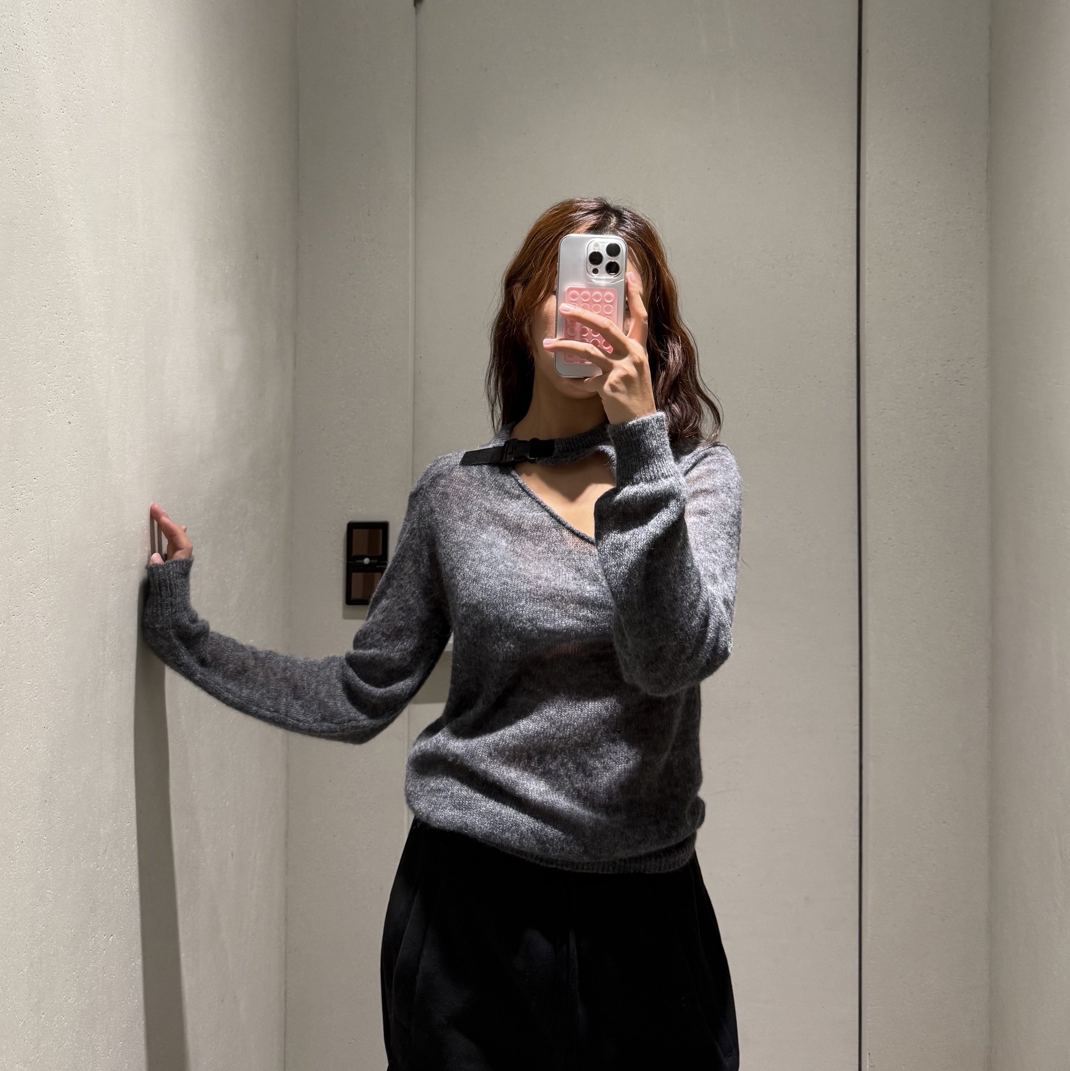 Coperni Women Buckle Cut Out Sweater Grey - 25FW 착용 스타일 - 1