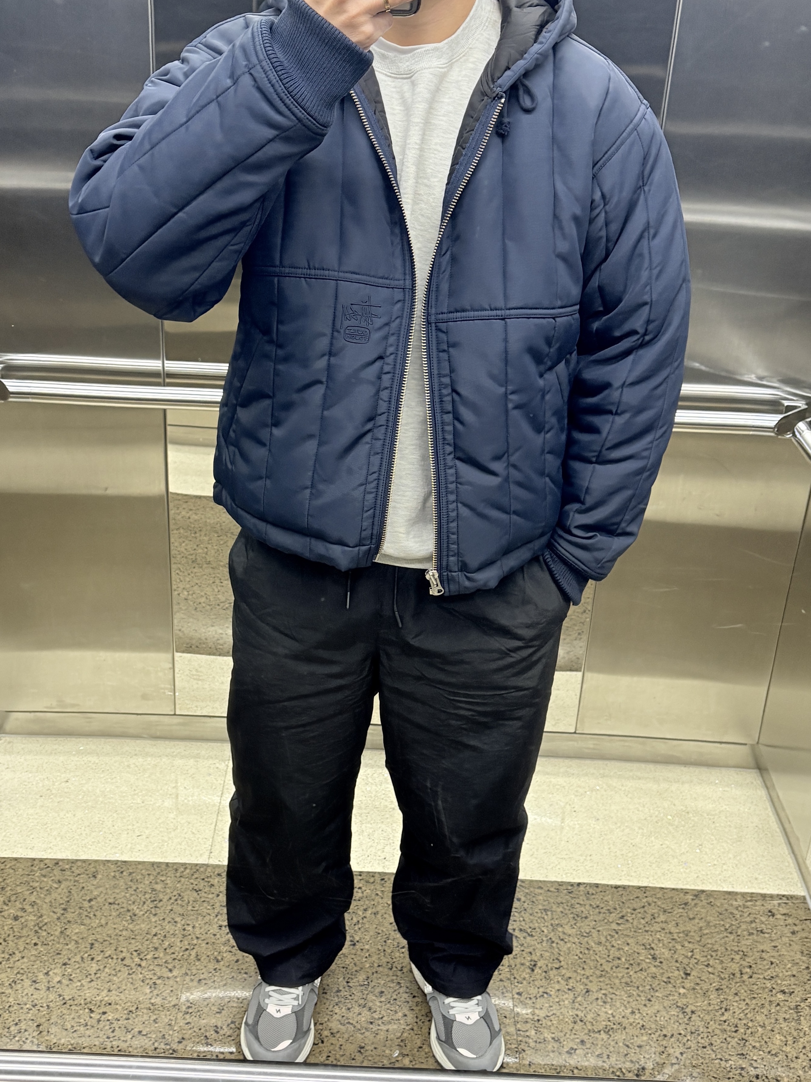 Stussy Quilted Nylon Work Jacket Navy, New Balance 2002R Premium Vintage Grey 착용 스타일