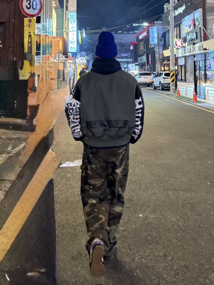 Supreme Jacquard Logos Double Knee Denim Painter Jean Woodland Camo - 25FW, Supreme x Bounty Hunter MA-1 Jacket Olive - 23FW 착용 스타일