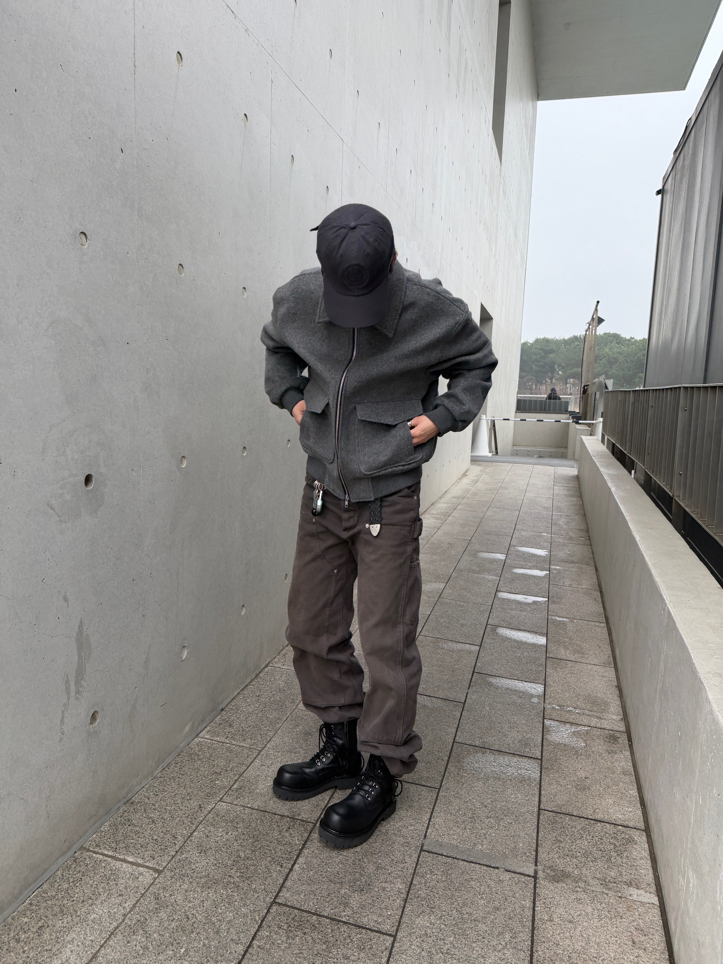 Farfromwhat Far Aged Brown Carpenter Pants, Farfromwhat Far Crest Emblem Cap_Charcoal 착용 스타일 - 2
