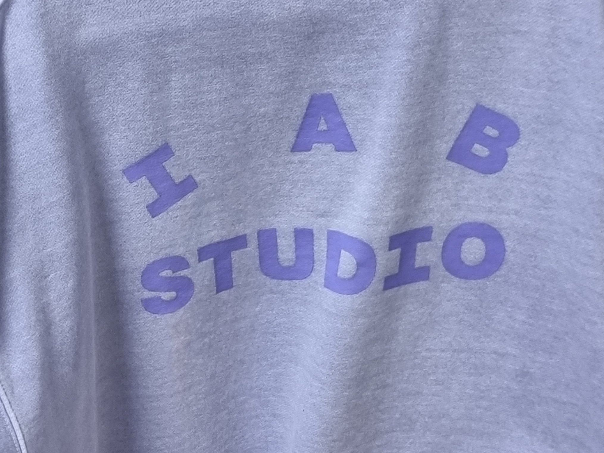 IAB Studio Pigment Sweatshirt Lavender 착용 스타일