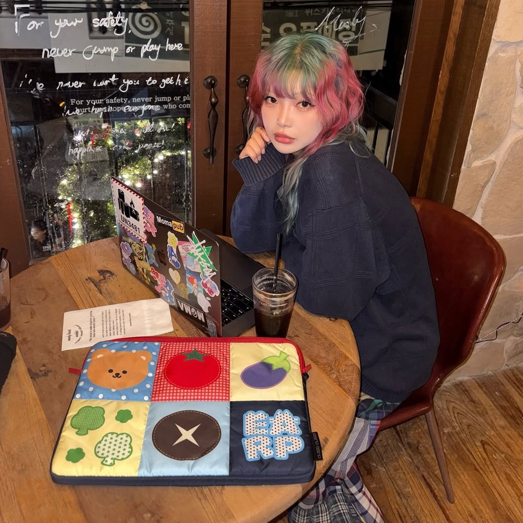 earpearp Veggie Color Block Laptop Pouch 15 Inch, earpearp Veggie Color Block iPad Pouch 13 Inch 착용 스타일 - 2