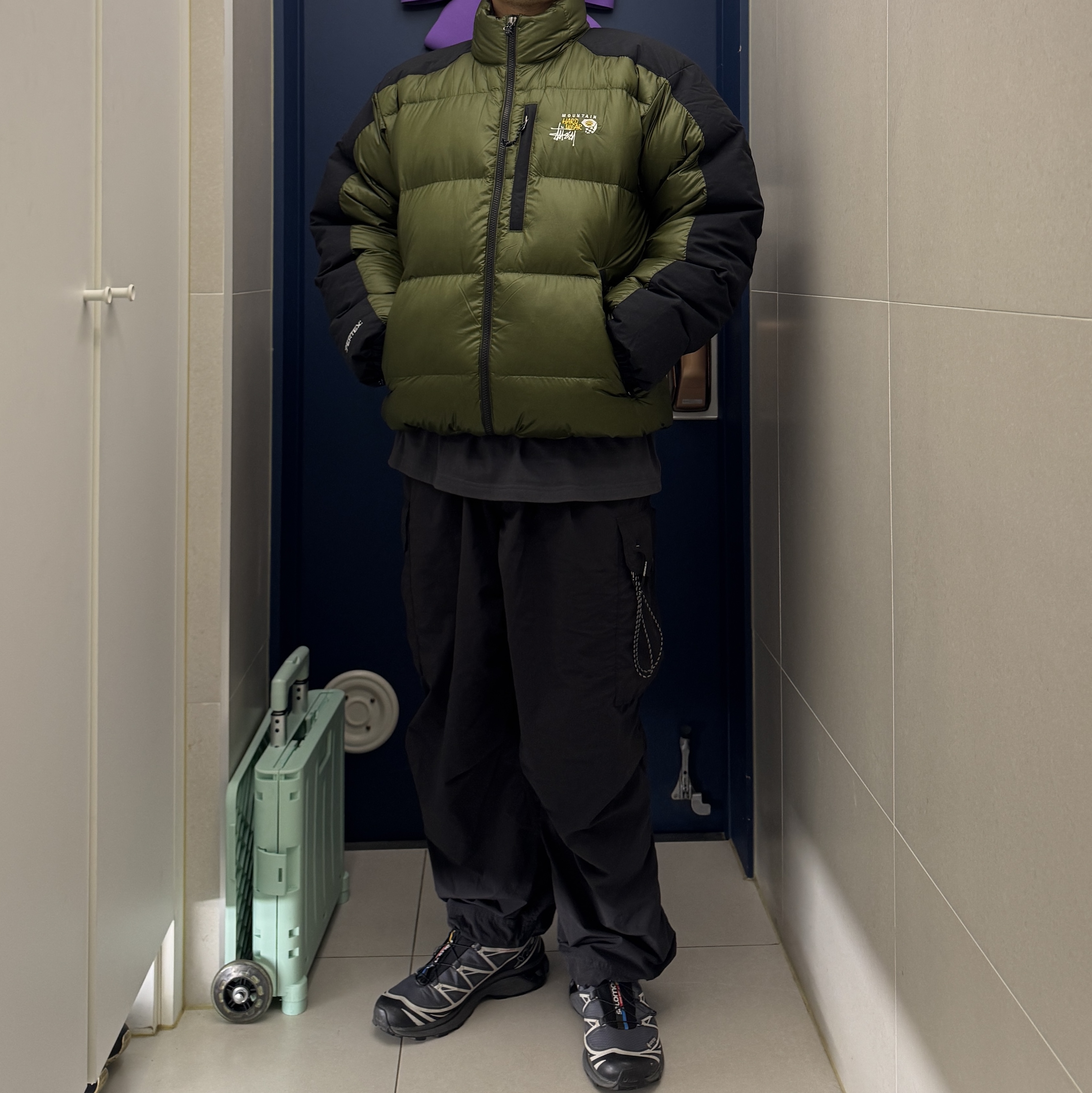 Stussy x Mountain Hardwear Subzero Down Jacket Dark Army, Salomon XT-6 GTX Black Silver 착용 스타일
