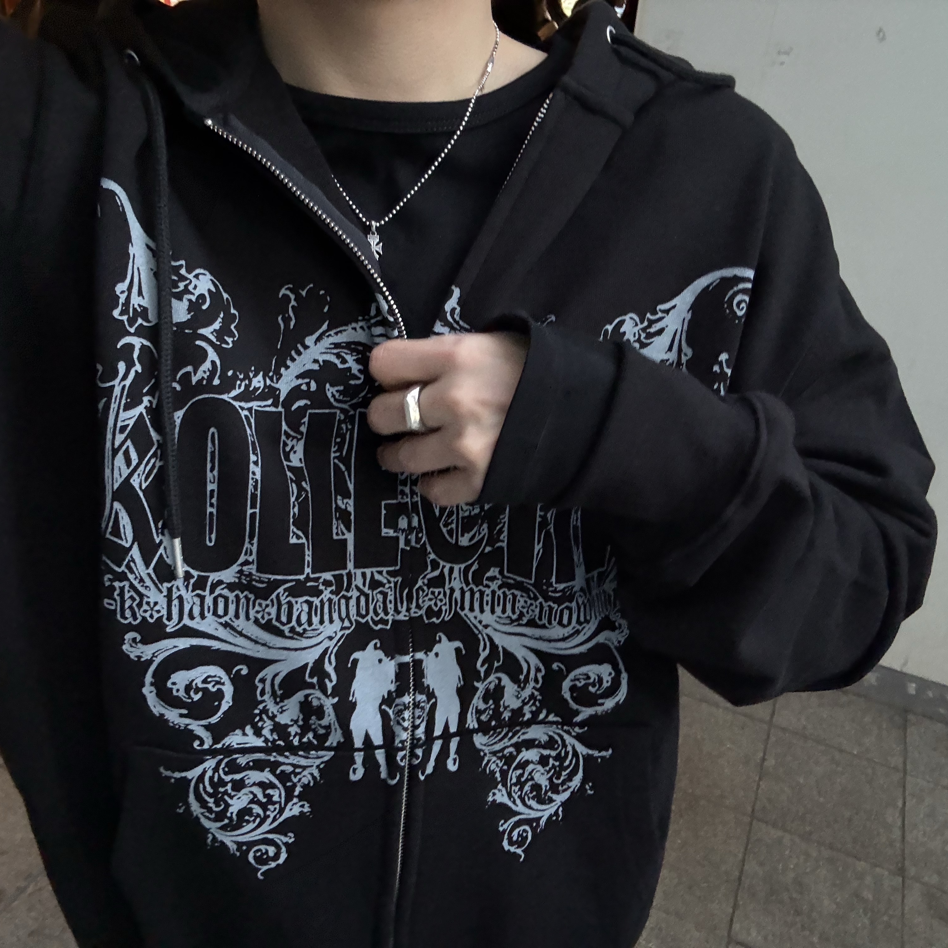 KOLLECTIVE LOGO ZIP UP HOODIE BLACK 착용 스타일 - 2